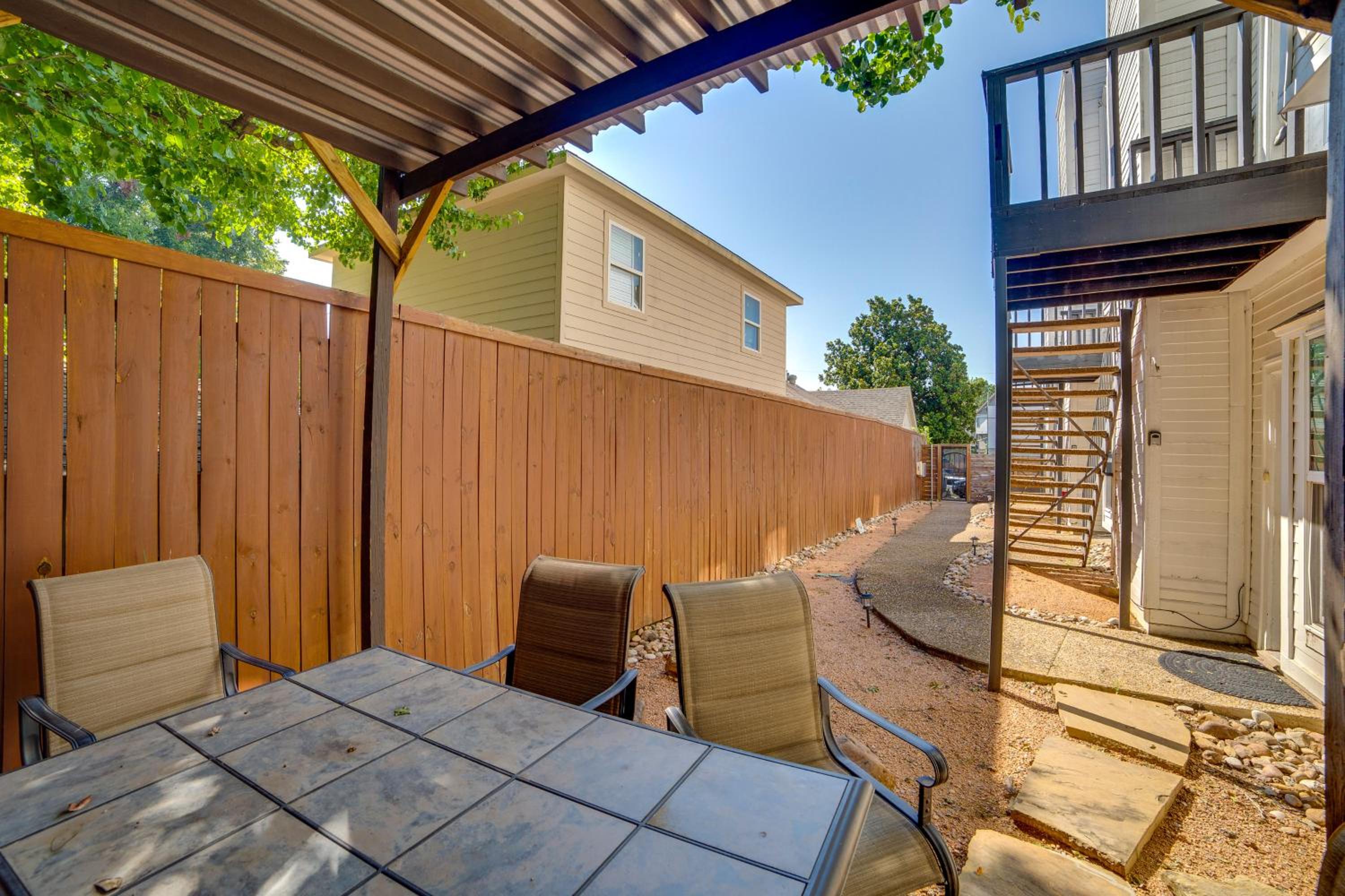 Walk to Restaurants and Bars Modern Dallas Retreat