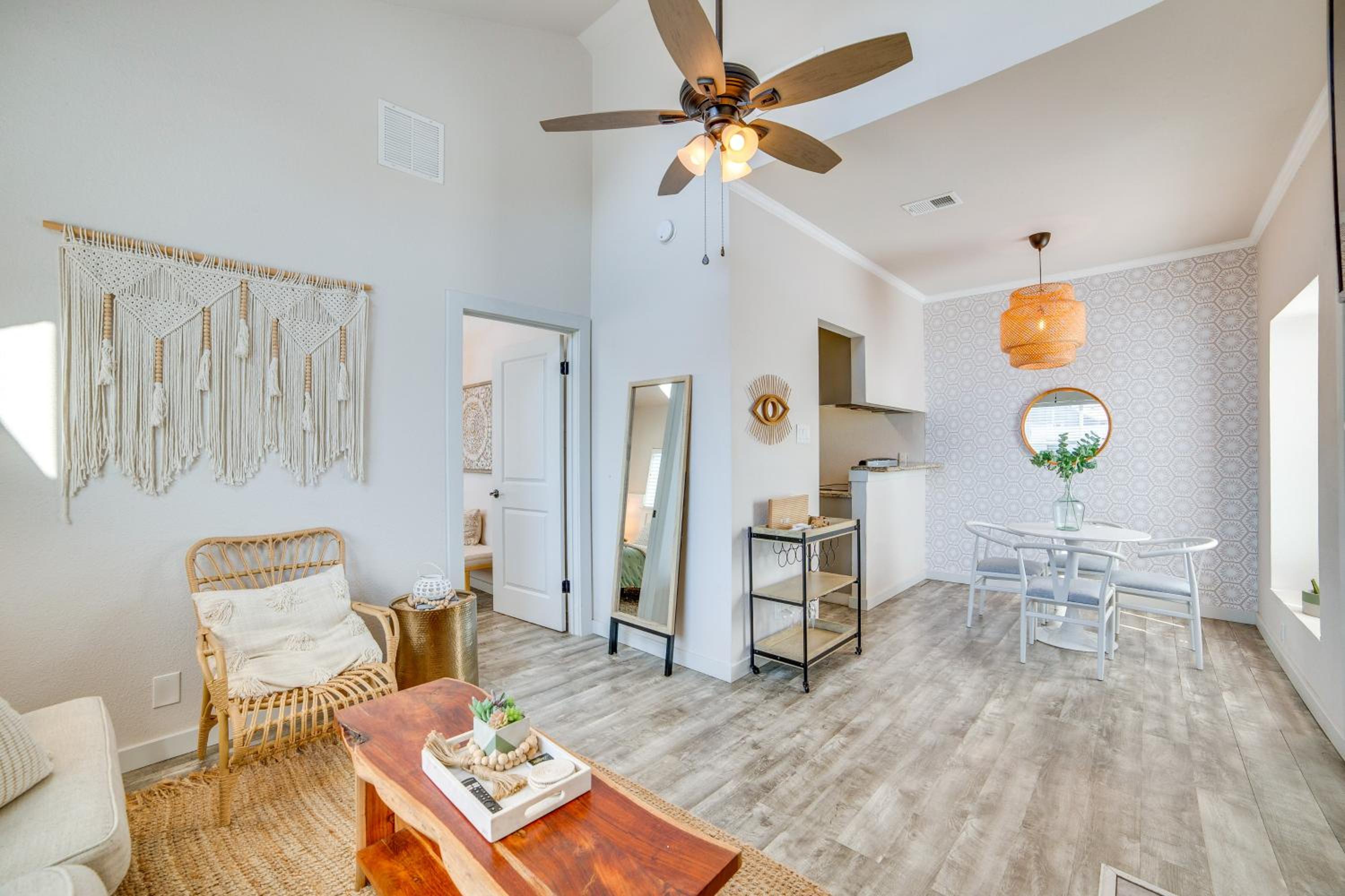 Walk to Restaurants and Bars Modern Dallas Retreat