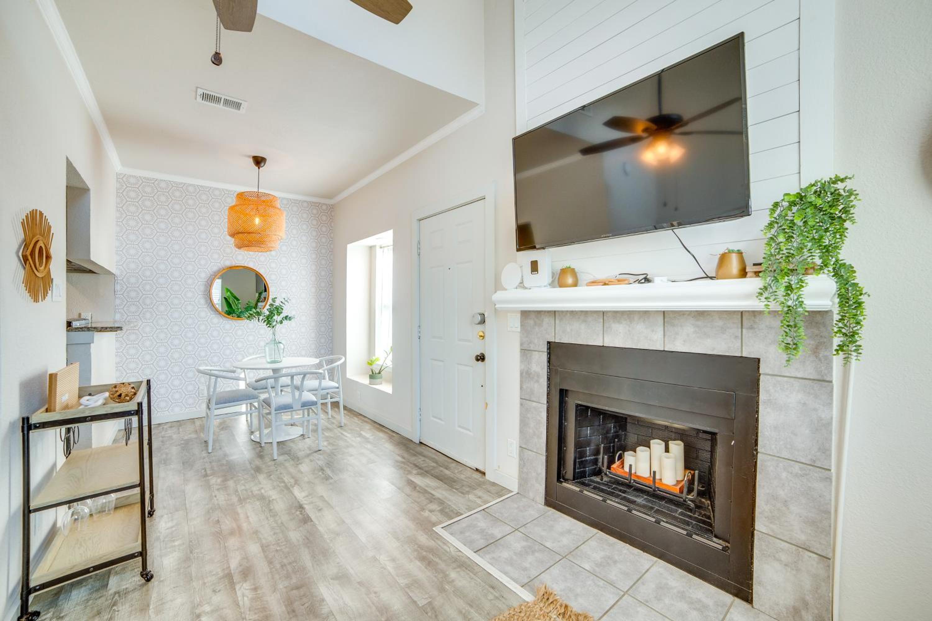 Walk to Restaurants and Bars Modern Dallas Retreat