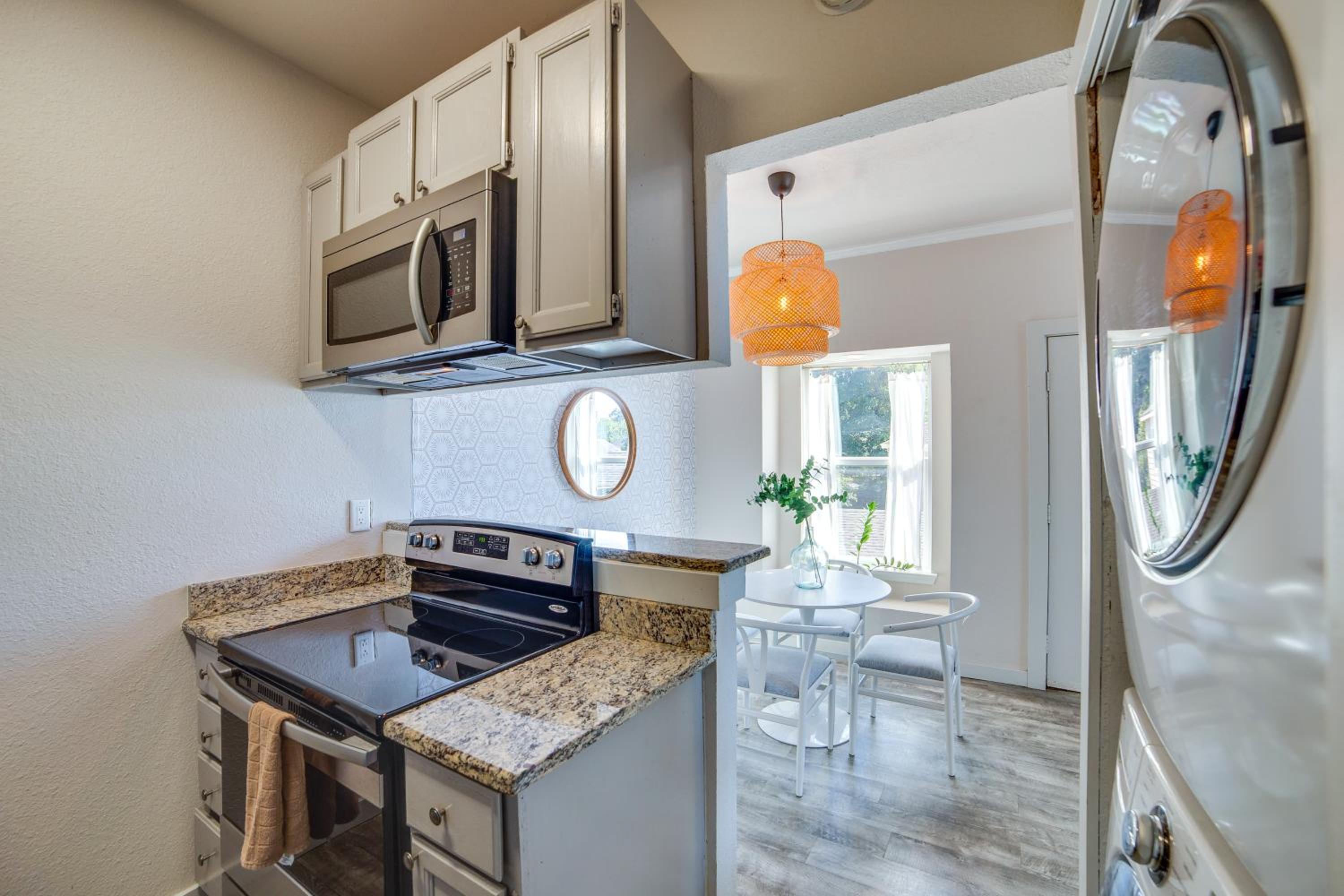 Walk to Restaurants and Bars Modern Dallas Retreat