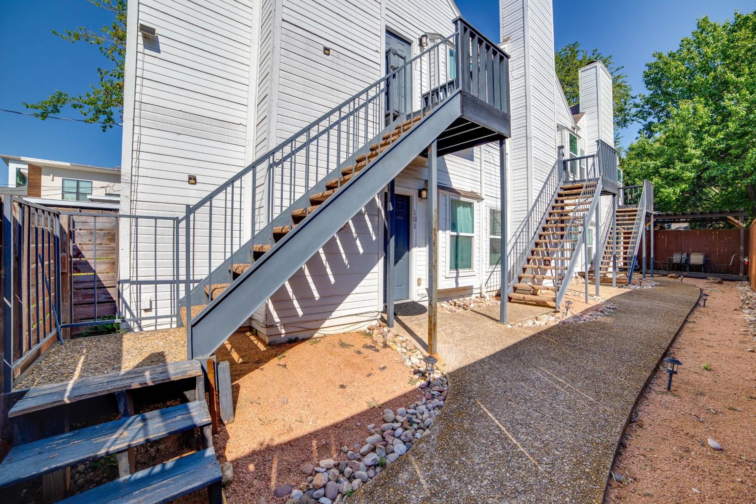 Walk to Restaurants and Bars Modern Dallas Retreat