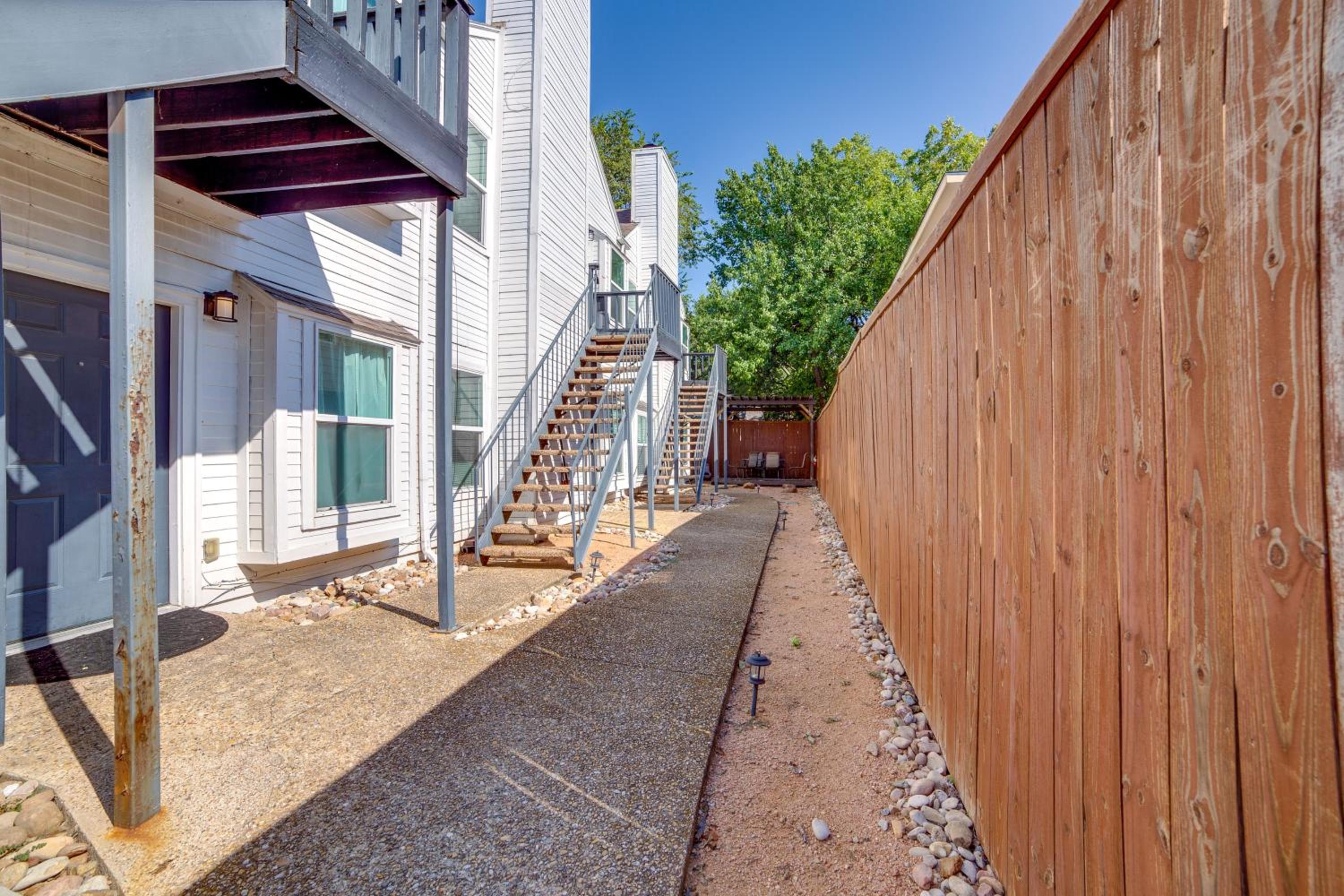 Walk to Restaurants and Bars Modern Dallas Retreat