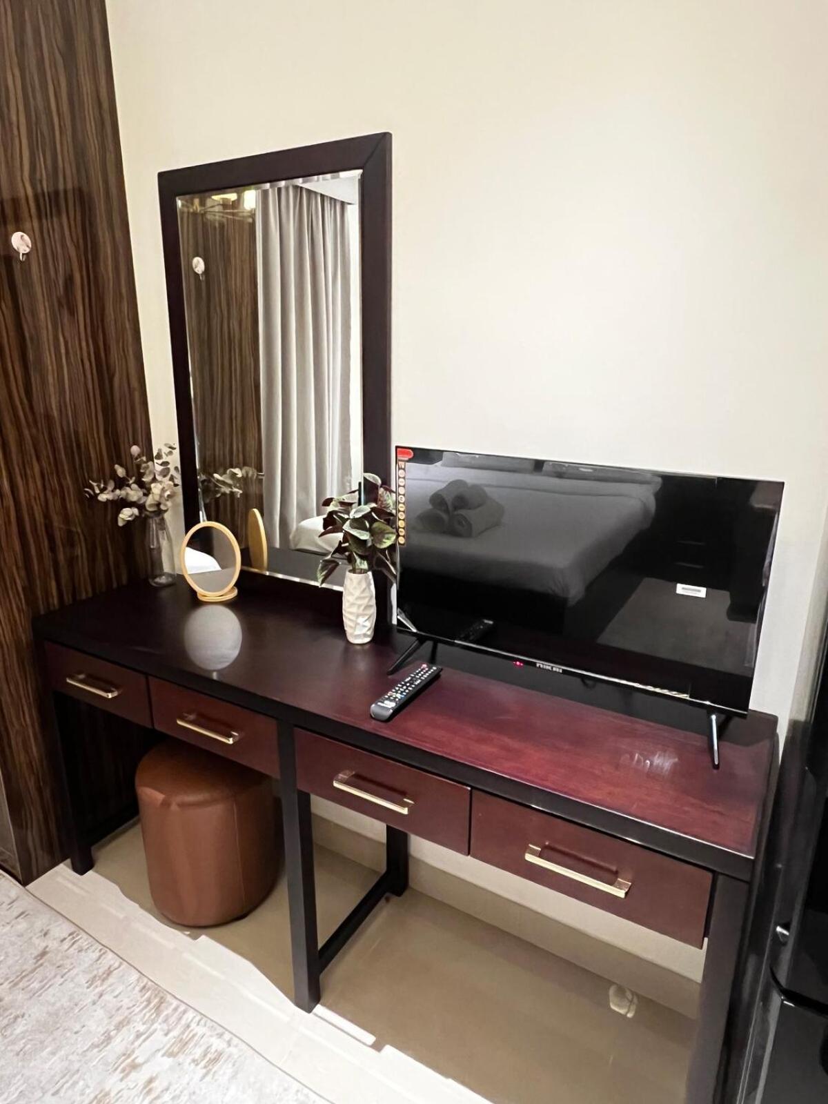 Cozy Spacious Studio in Downtown with Burj Khalifa View