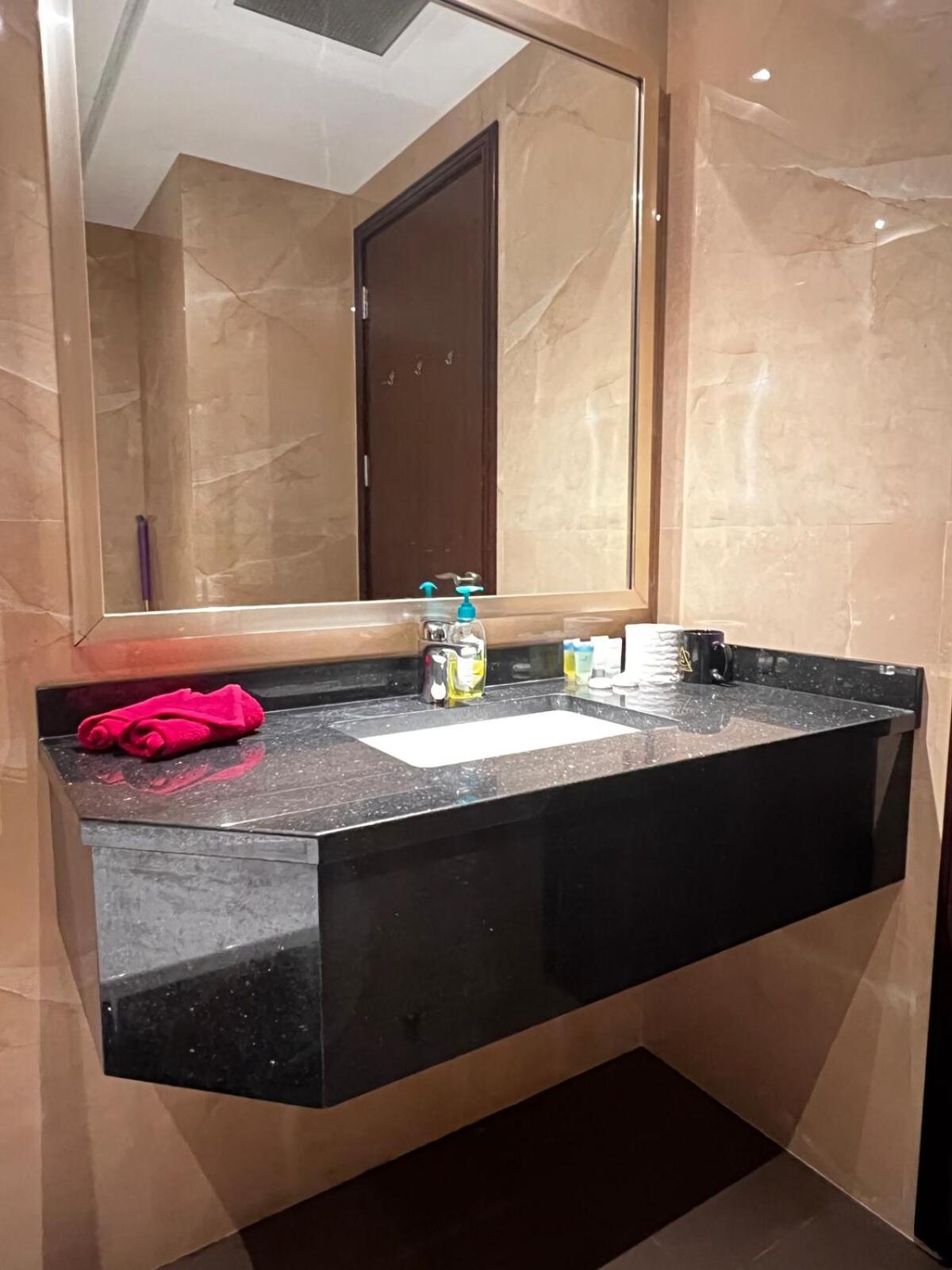 Cozy Spacious Studio in Downtown with Burj Khalifa View