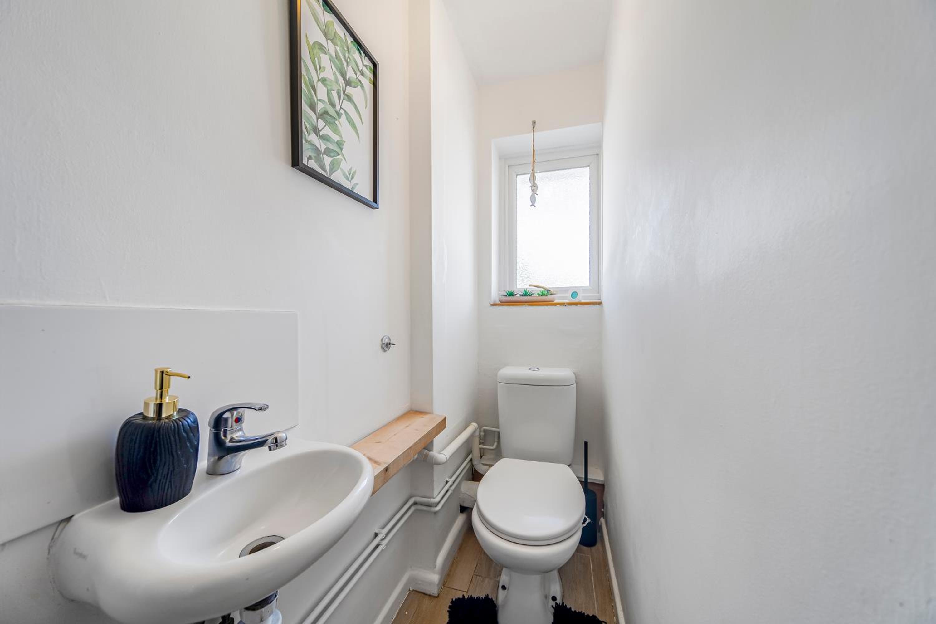 The Churchill & Brookes Residence at Headington A Modern Three-Bedroom Oxford Home near the University and Hospital