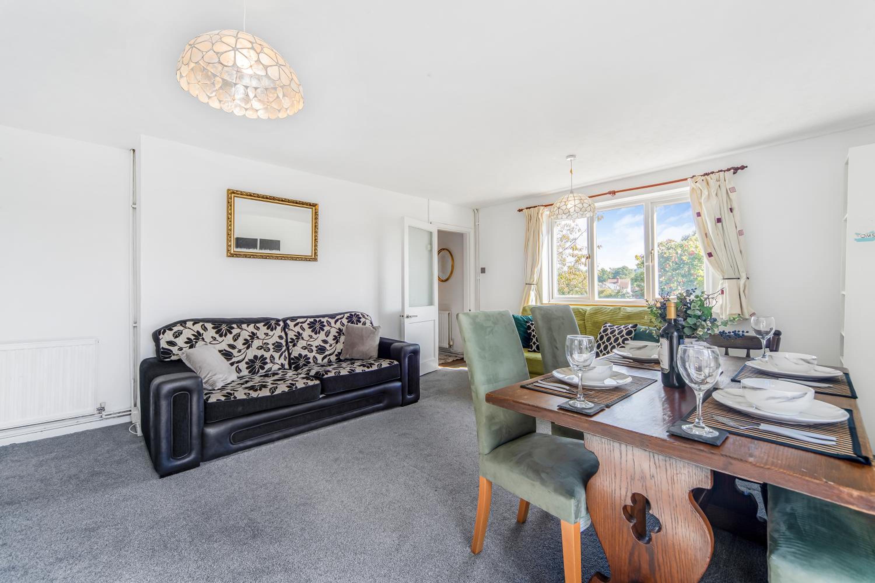 The Churchill & Brookes Residence at Headington A Modern Three-Bedroom Oxford Home near the University and Hospital