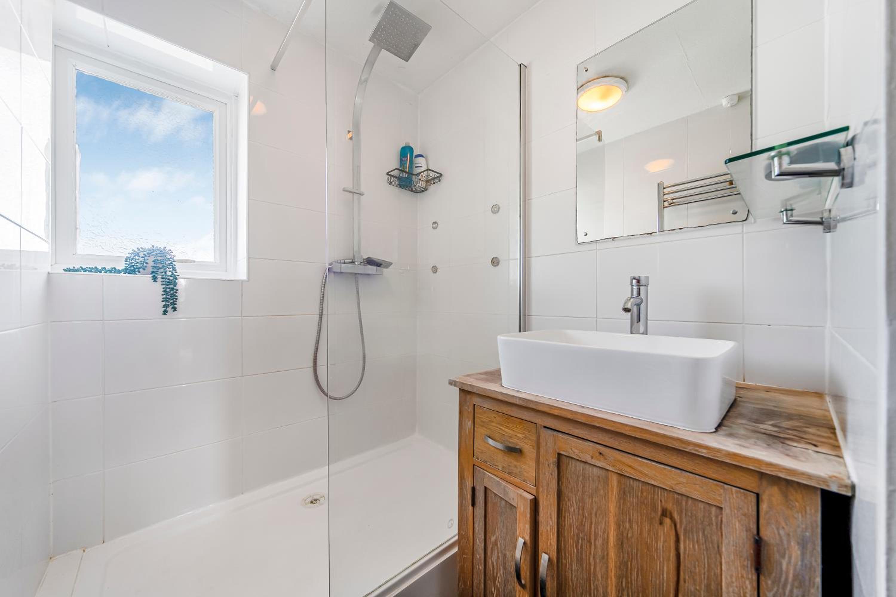 The Churchill & Brookes Residence at Headington A Modern Three-Bedroom Oxford Home near the University and Hospital