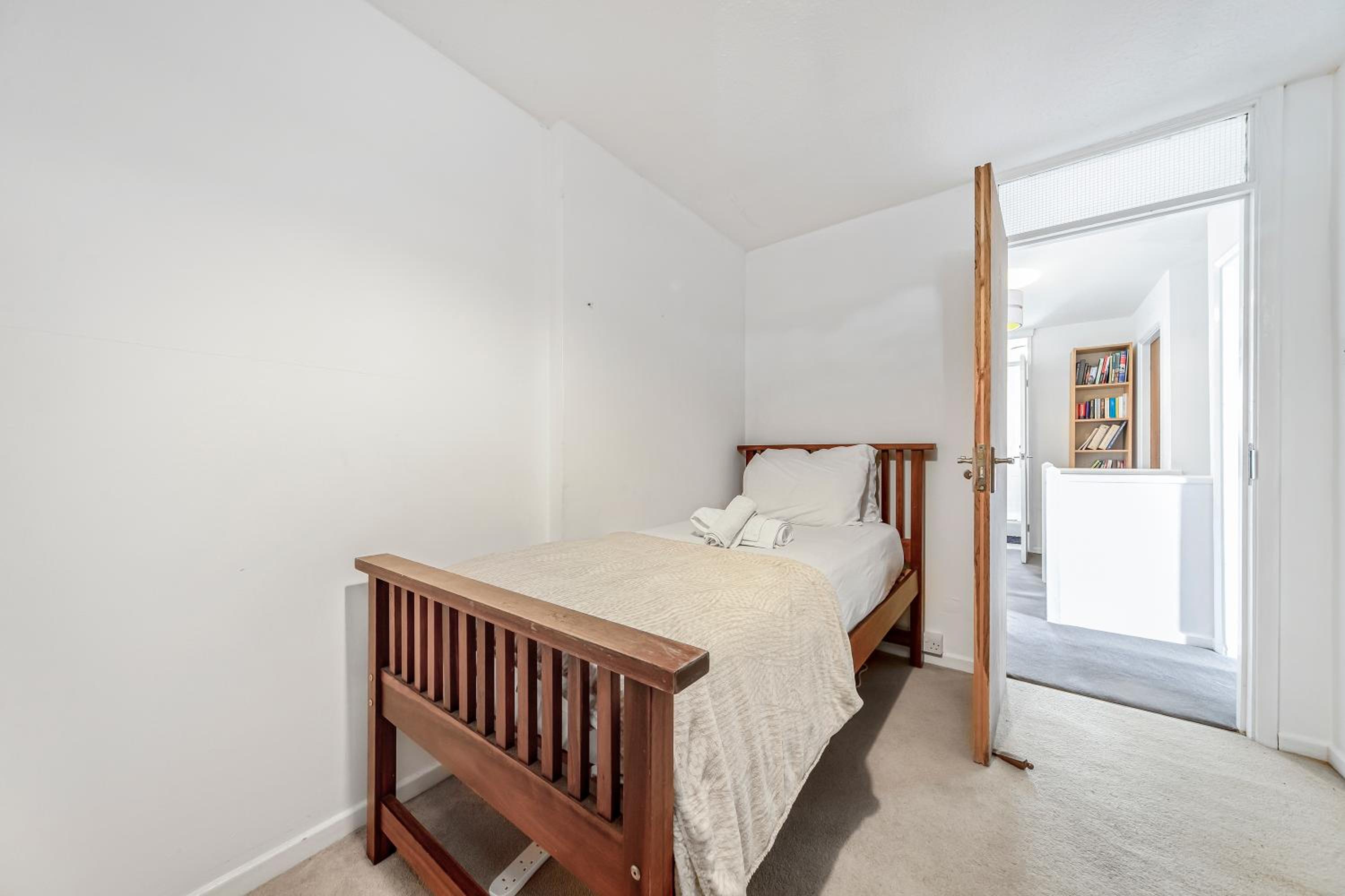 The Churchill & Brookes Residence at Headington A Modern Three-Bedroom Oxford Home near the University and Hospital
