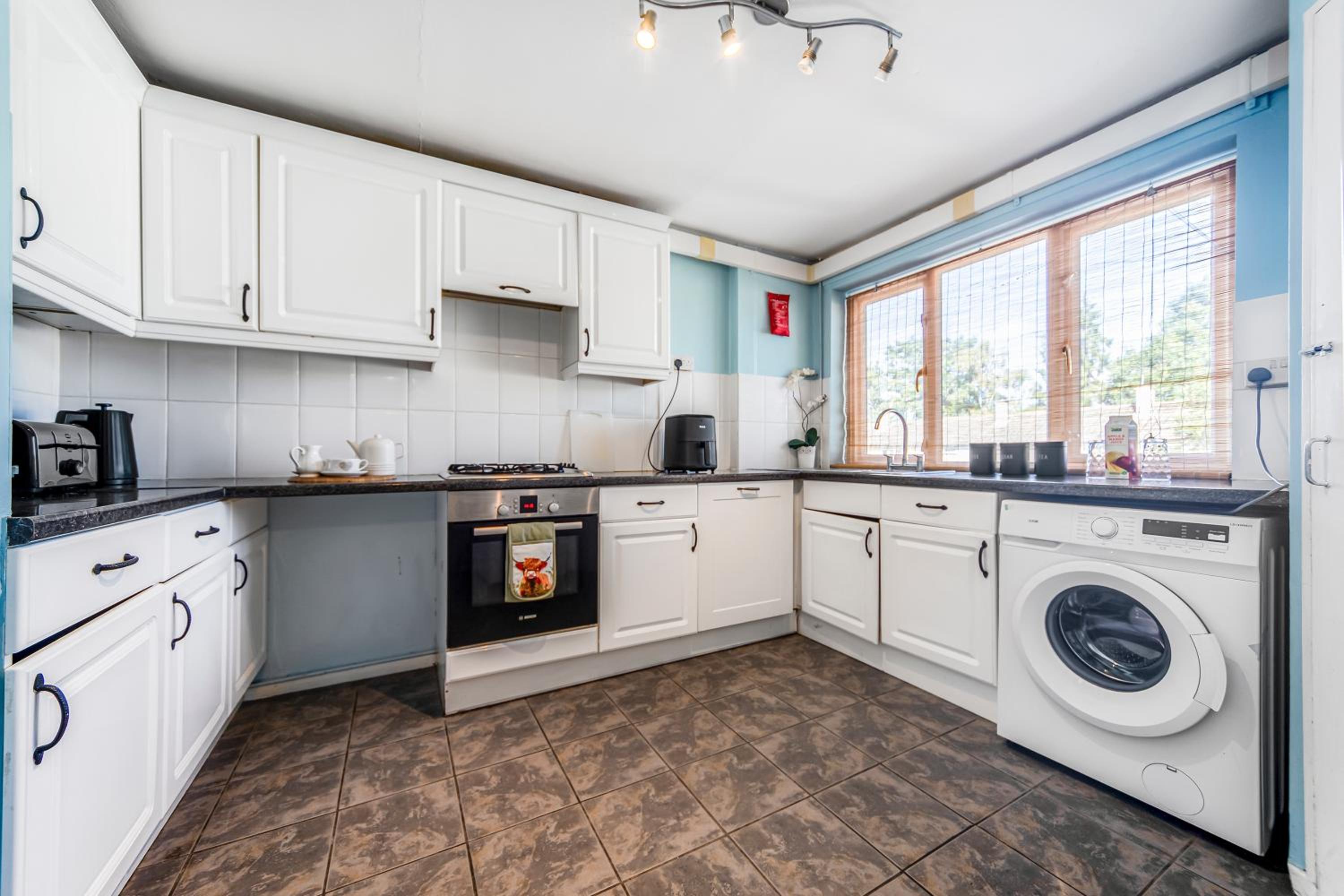 The Churchill & Brookes Residence at Headington A Modern Three-Bedroom Oxford Home near the University and Hospital