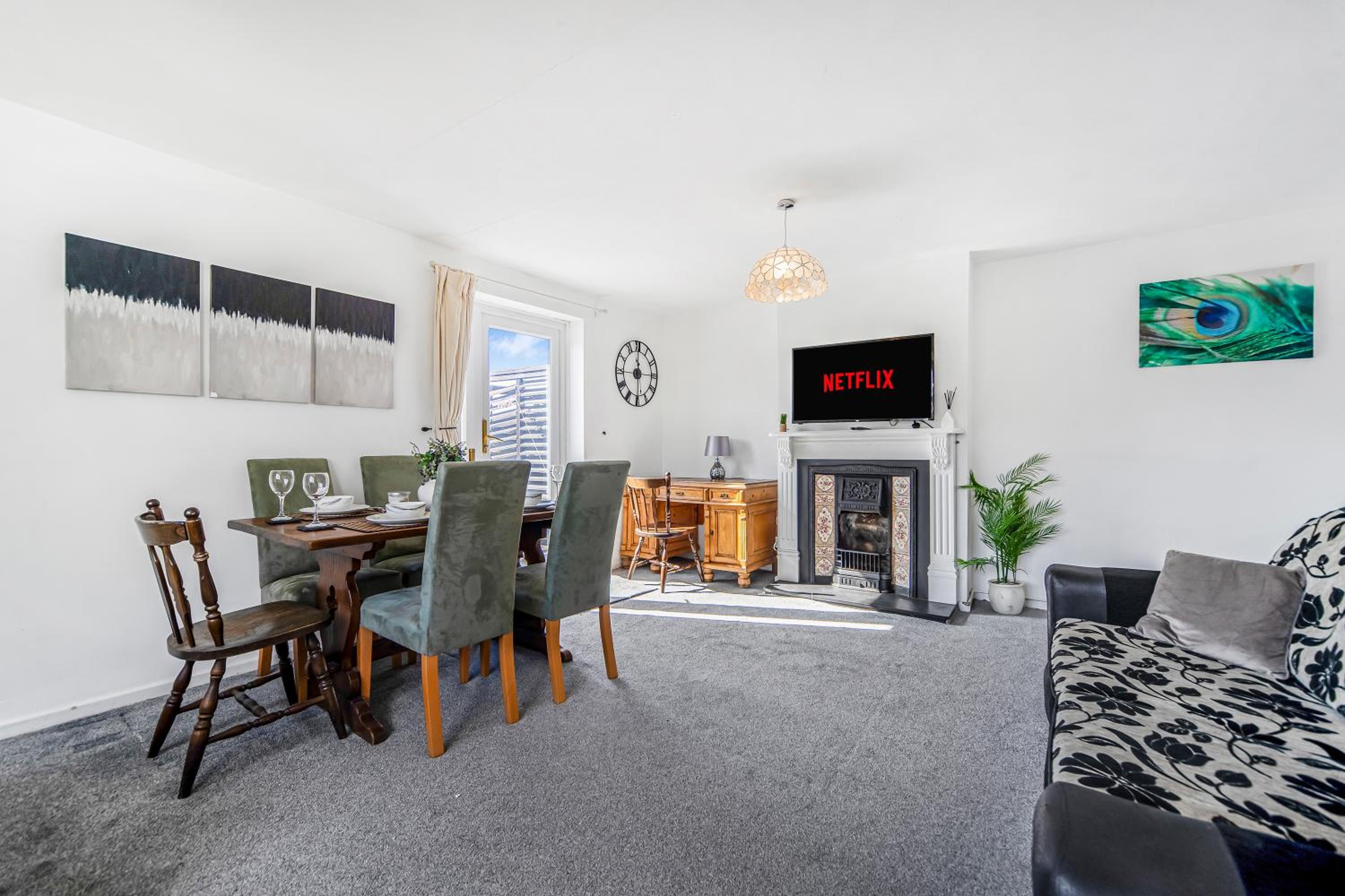 The Churchill & Brookes Residence at Headington A Modern Three-Bedroom Oxford Home near the University and Hospital