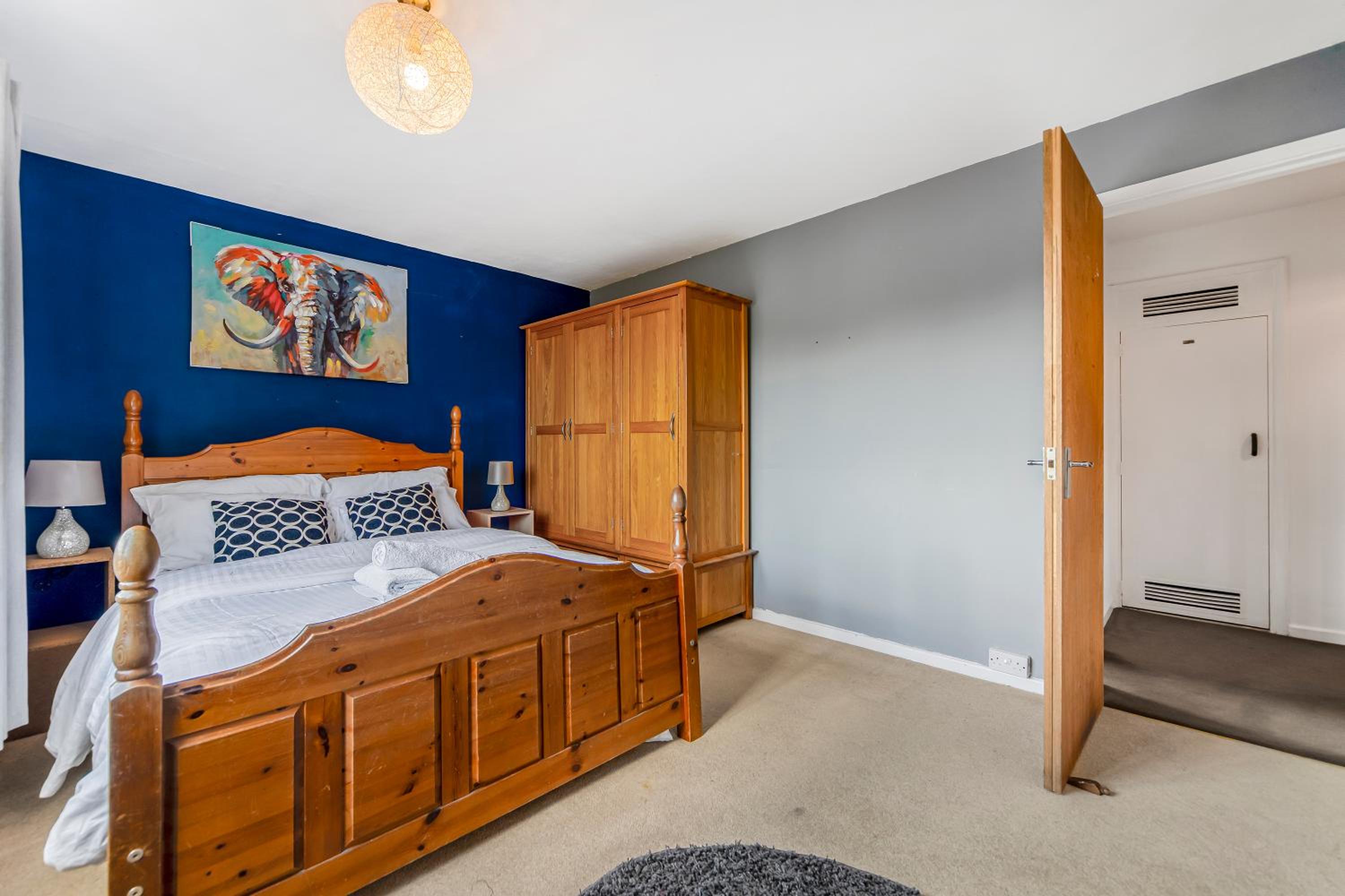 The Churchill & Brookes Residence at Headington A Modern Three-Bedroom Oxford Home near the University and Hospital
