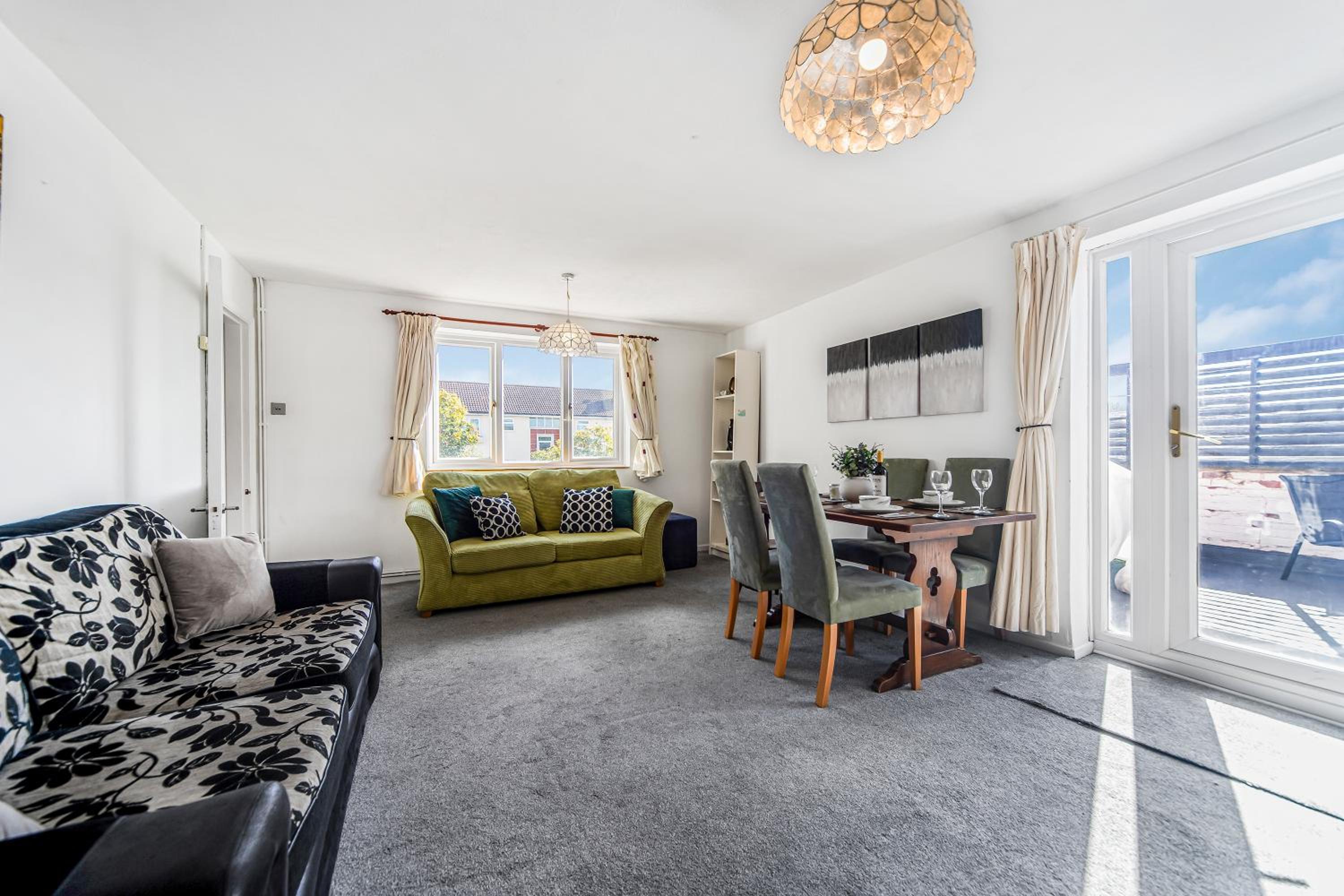 The Churchill & Brookes Residence at Headington A Modern Three-Bedroom Oxford Home near the University and Hospital