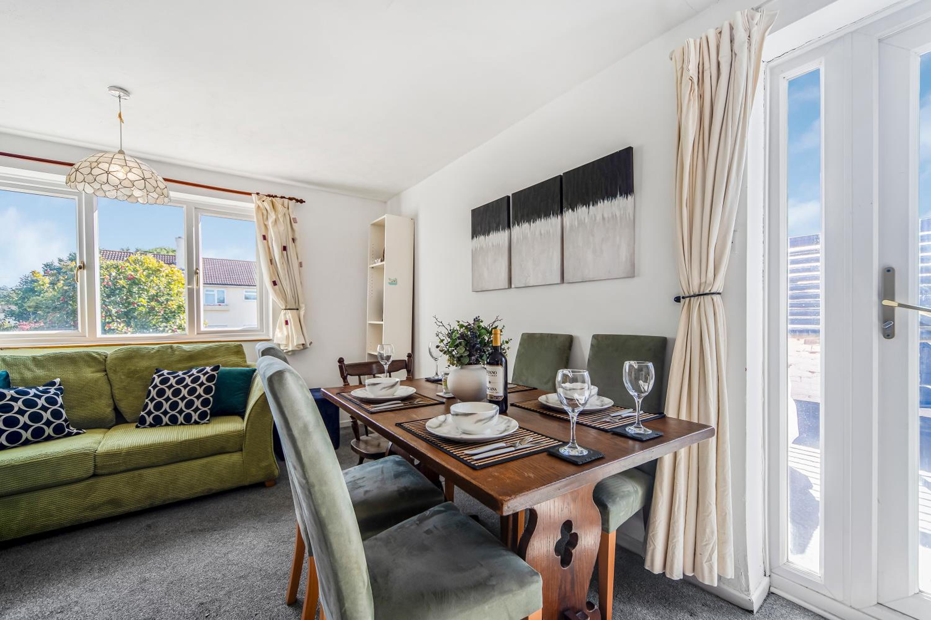 The Churchill & Brookes Residence at Headington A Modern Three-Bedroom Oxford Home near the University and Hospital