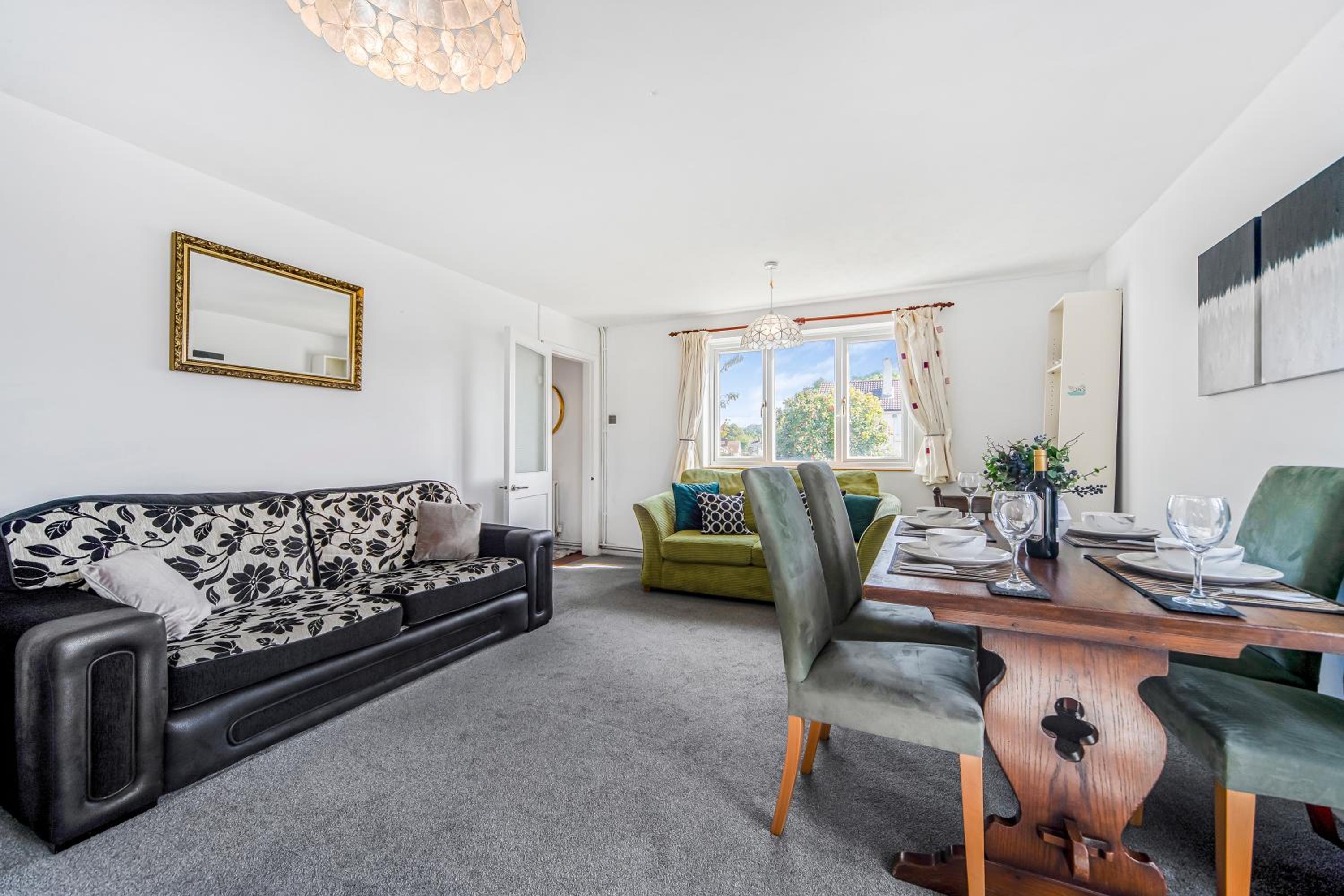The Churchill & Brookes Residence at Headington A Modern Three-Bedroom Oxford Home near the University and Hospital