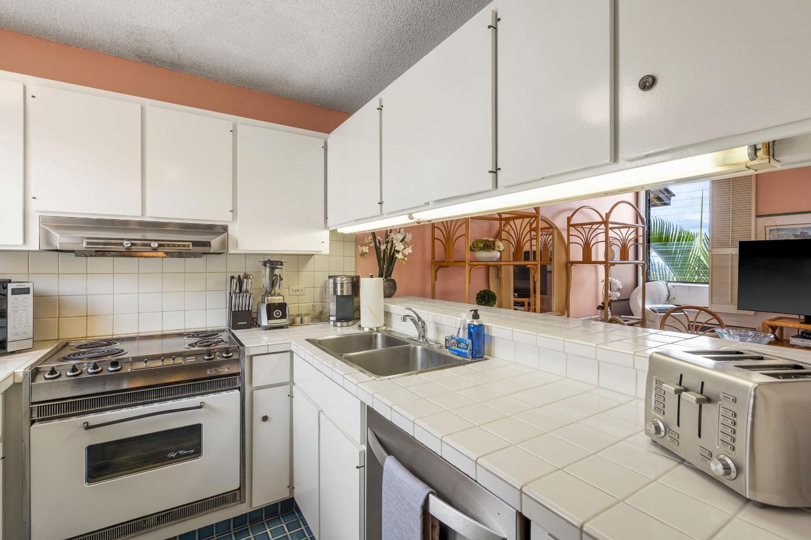 Wailea Ekahi 12D - Budget Friendly Ocean View Studio w/ Lanai, Kitchen, WD, & AC