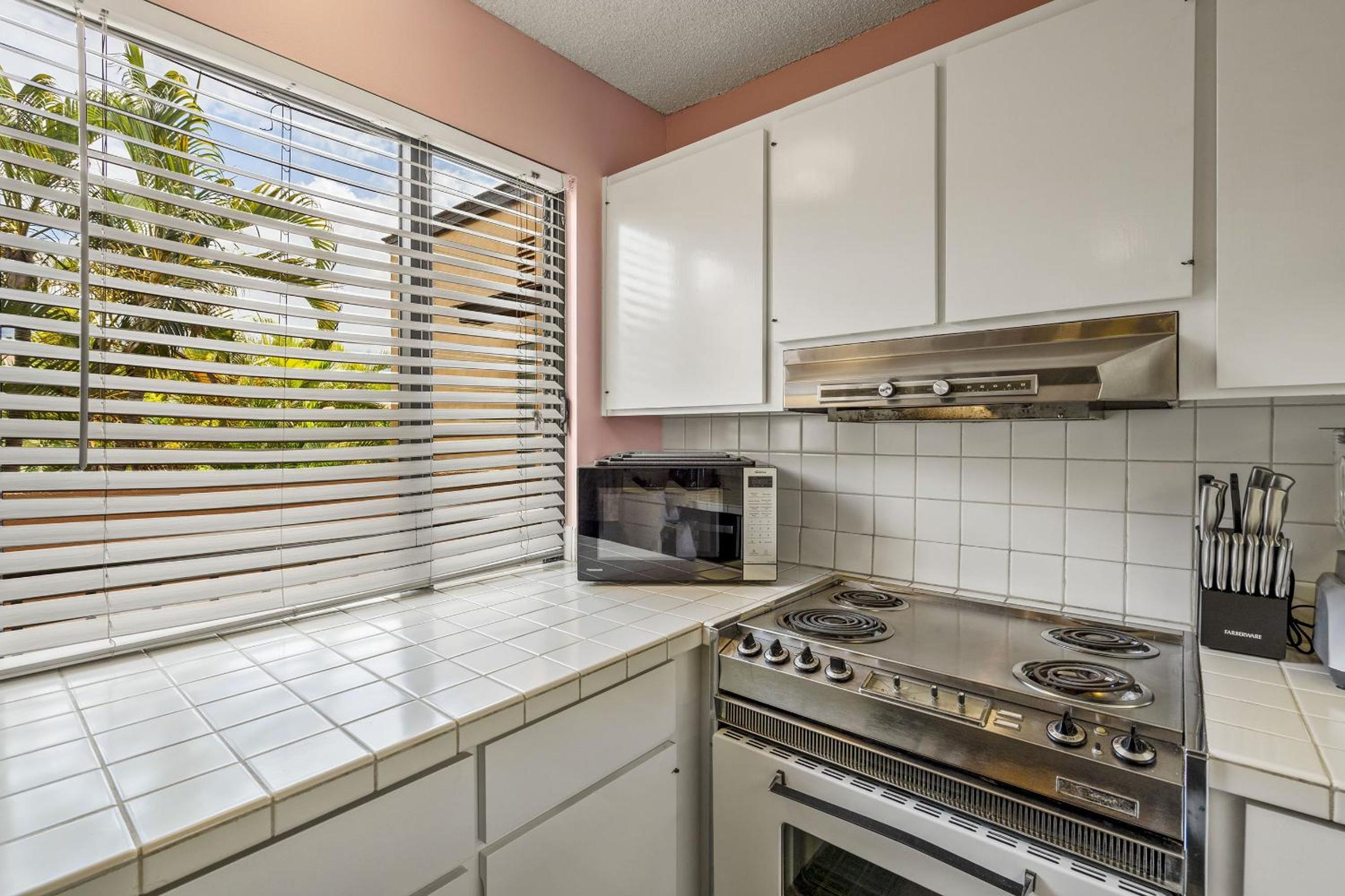 Wailea Ekahi 12D - Budget Friendly Ocean View Studio w/ Lanai, Kitchen, WD, & AC