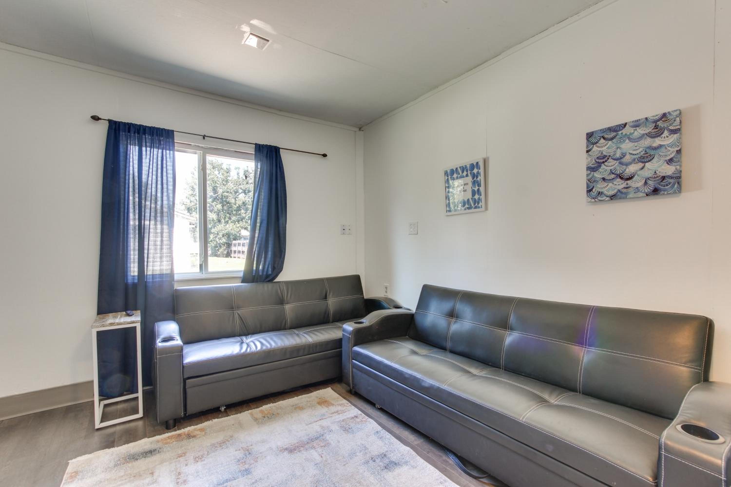 2 Mi to Long Beach Waterfront! Convenient Studio