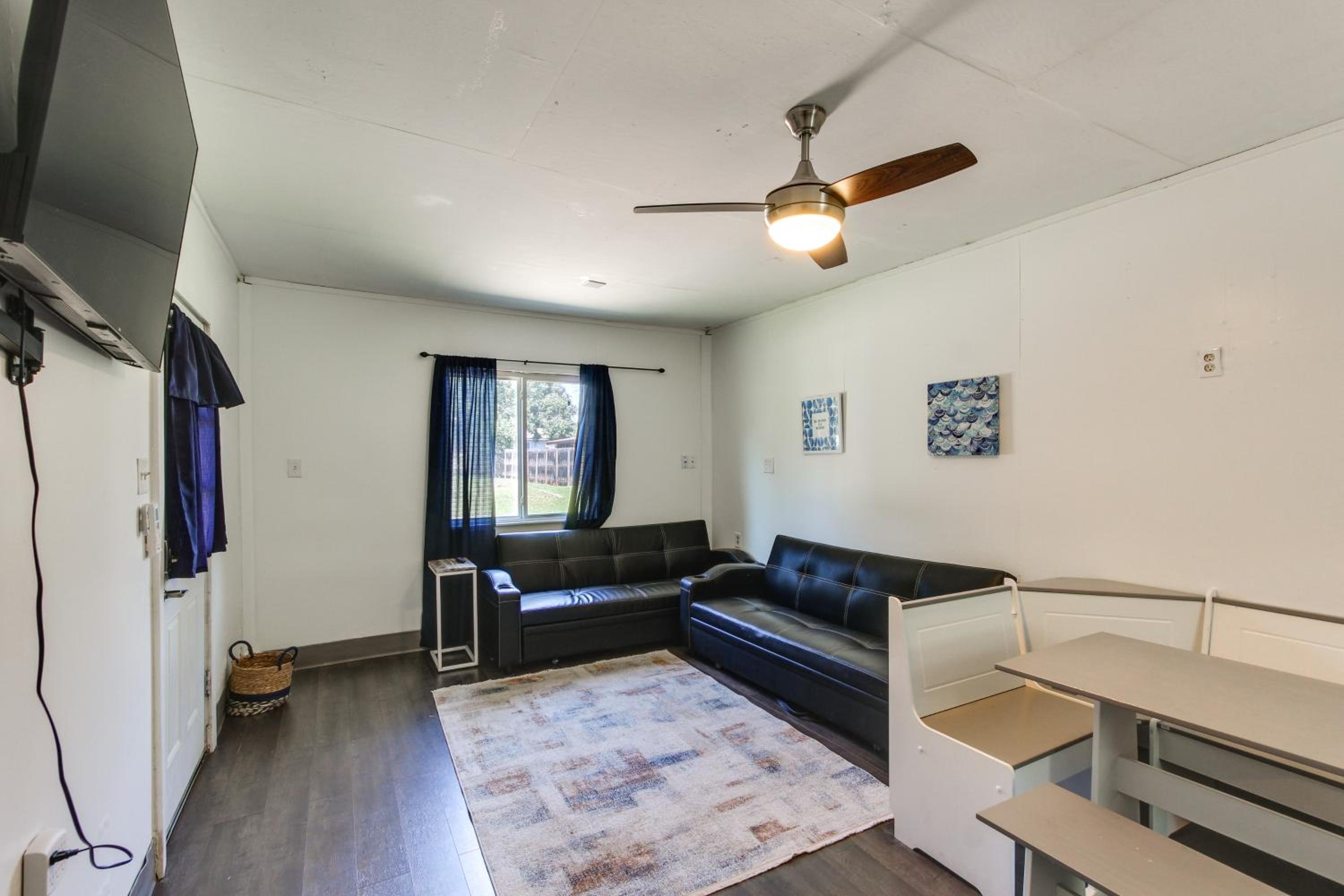 2 Mi to Long Beach Waterfront! Convenient Studio