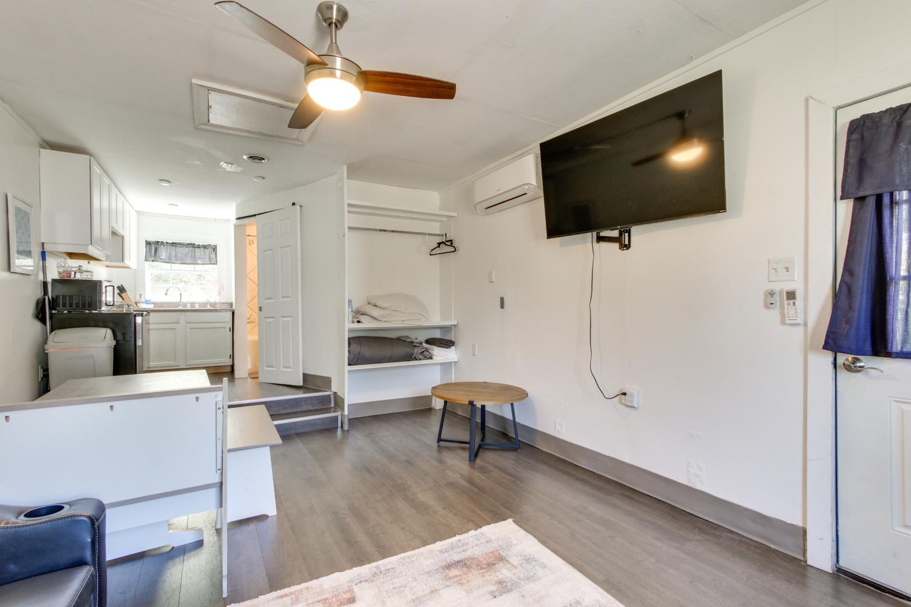 2 Mi to Long Beach Waterfront! Convenient Studio