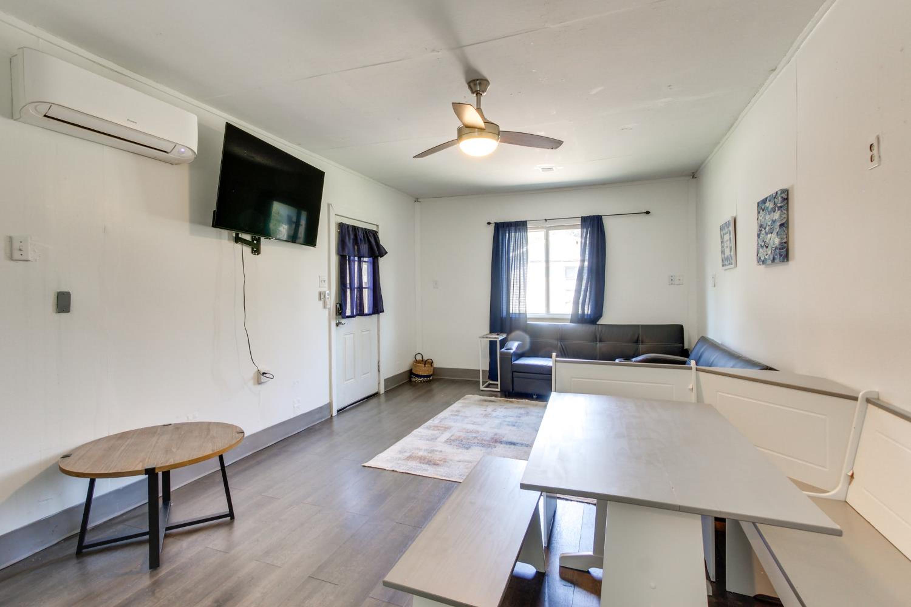 2 Mi to Long Beach Waterfront! Convenient Studio