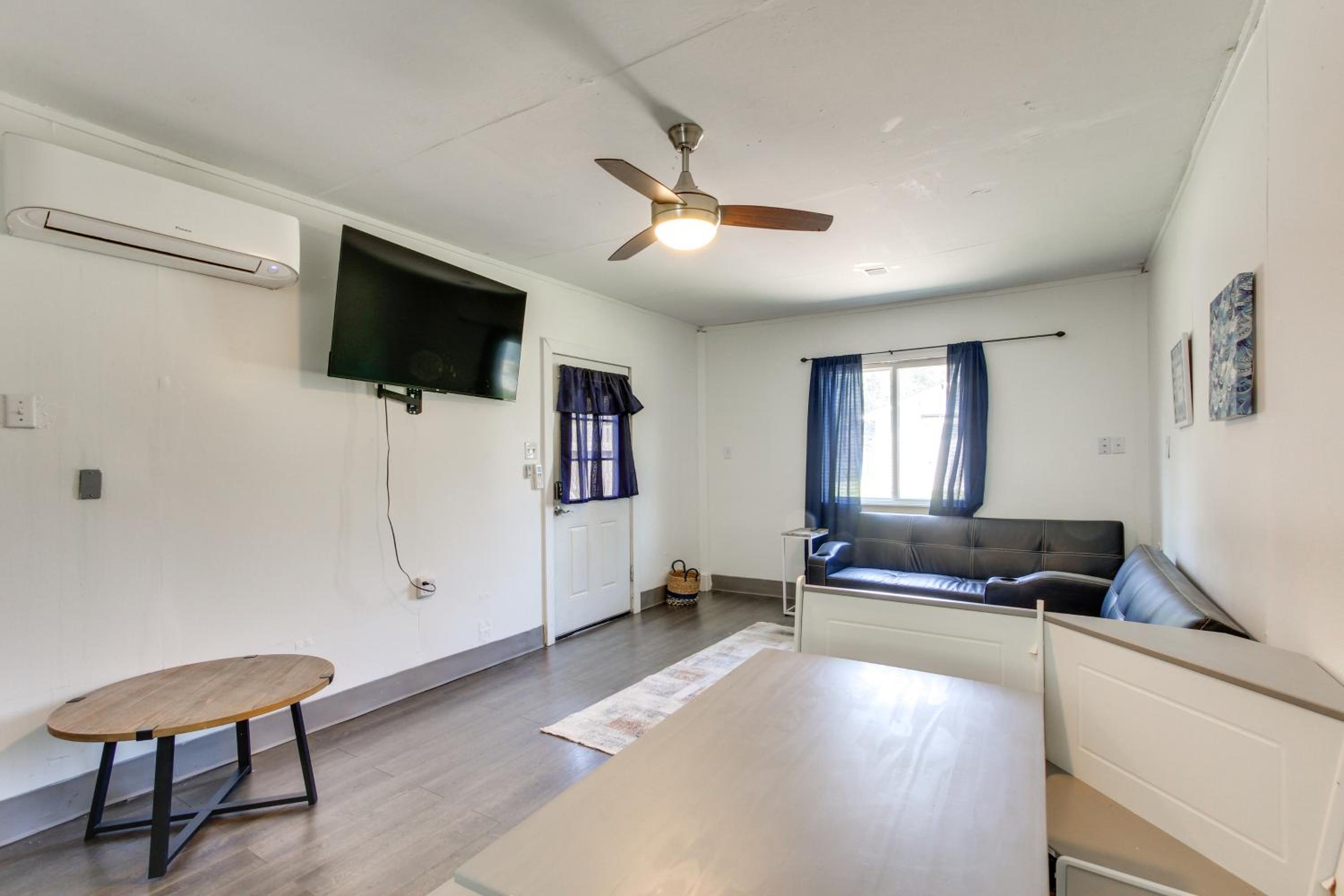 2 Mi to Long Beach Waterfront! Convenient Studio