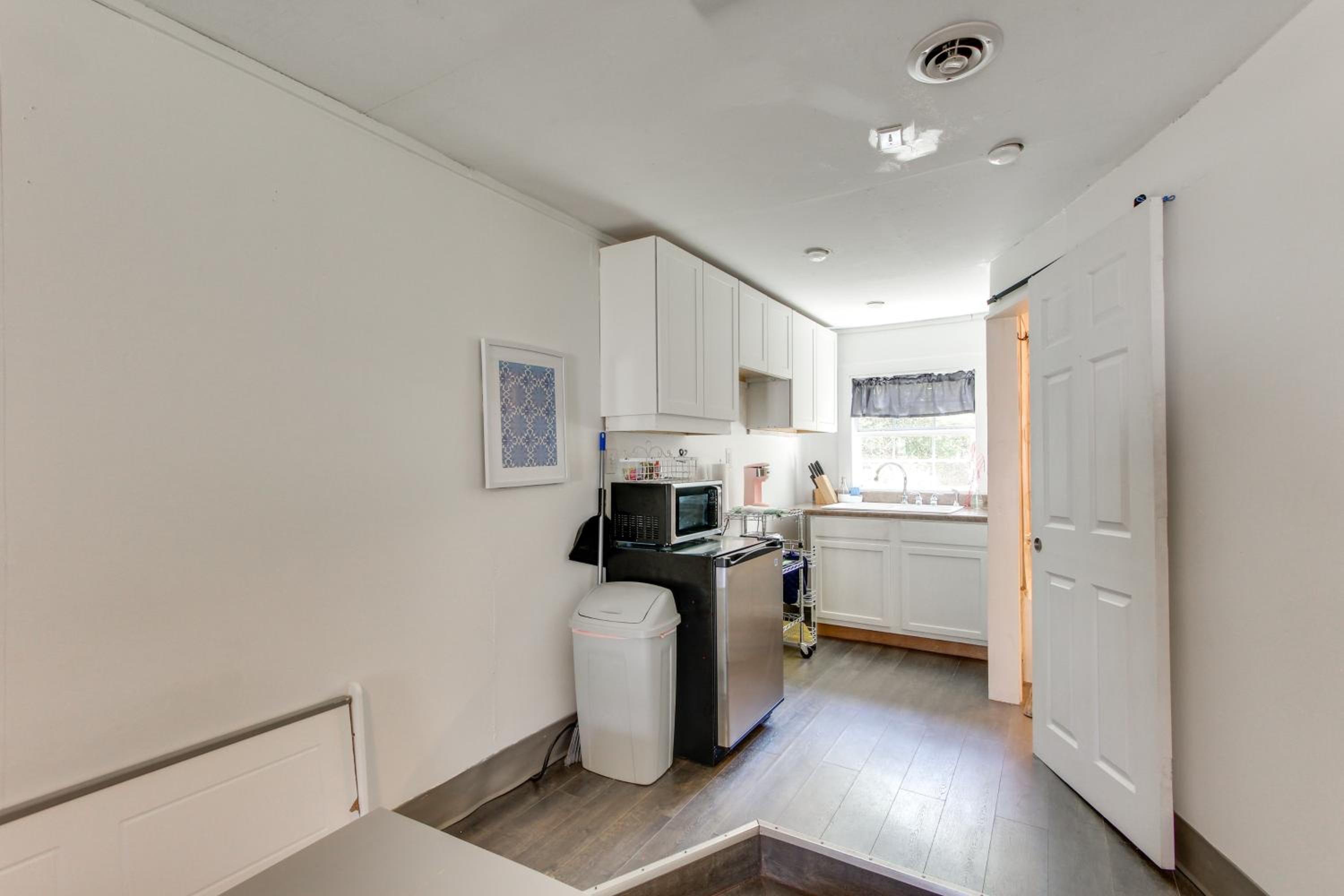 2 Mi to Long Beach Waterfront! Convenient Studio