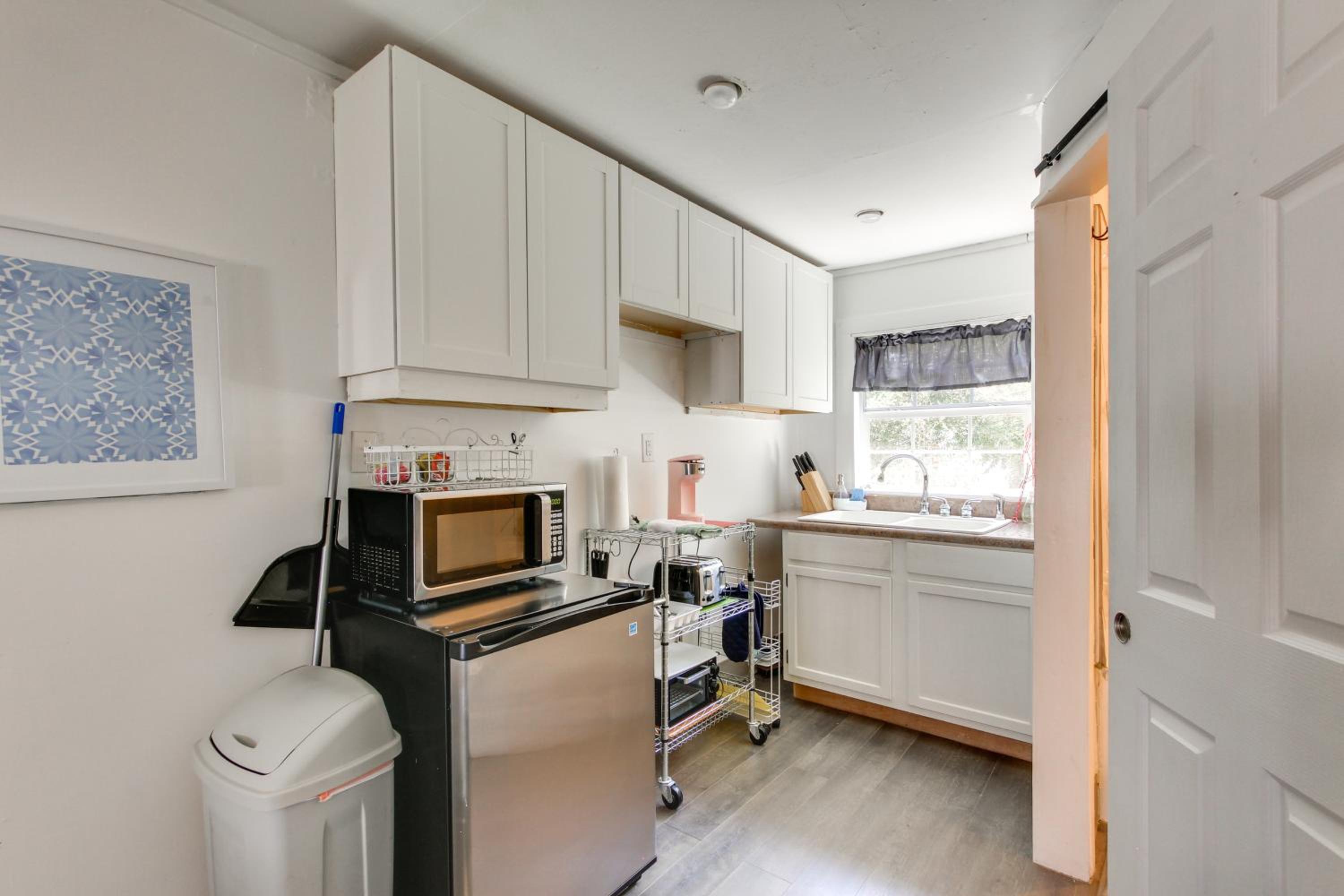 2 Mi to Long Beach Waterfront! Convenient Studio