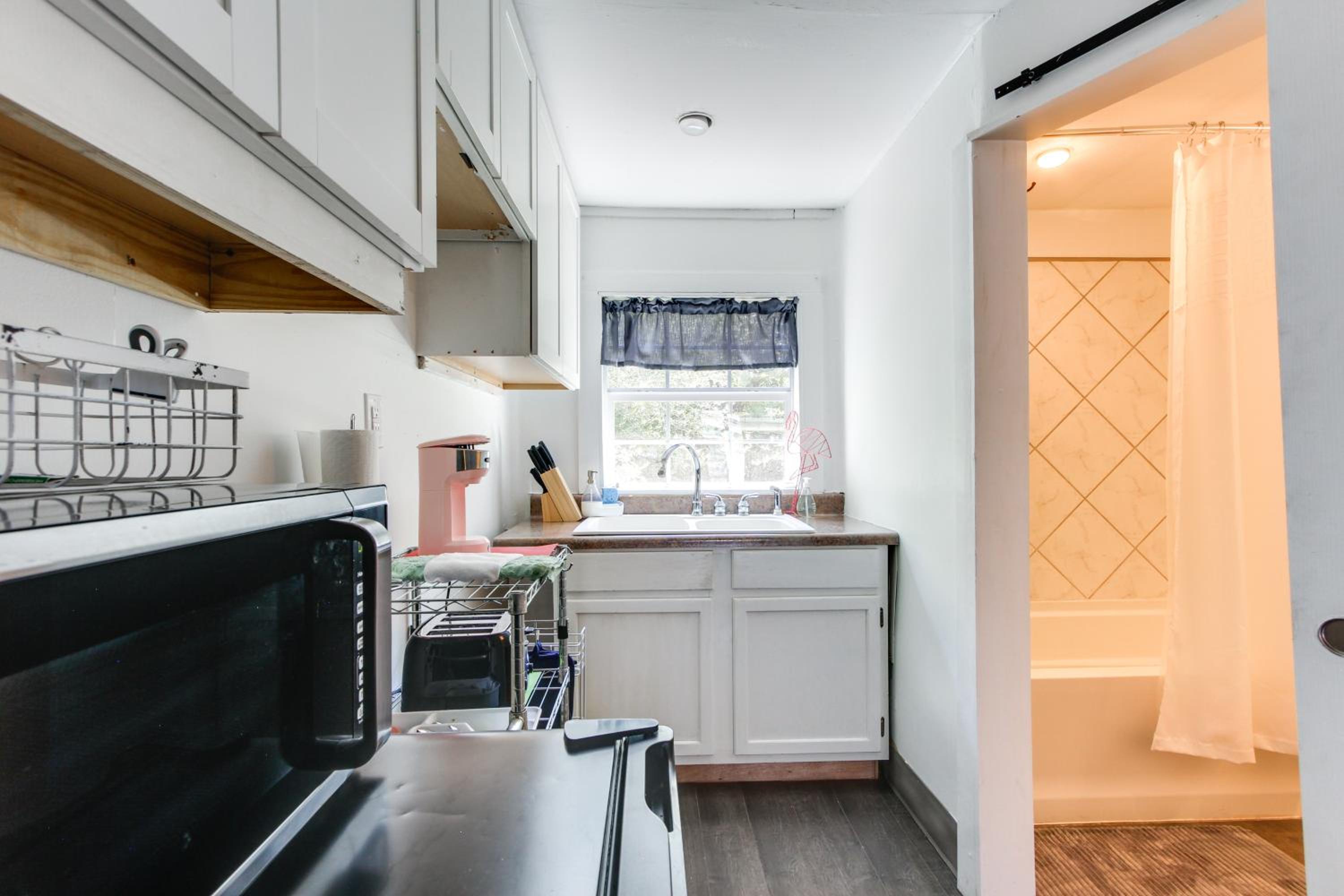 2 Mi to Long Beach Waterfront! Convenient Studio
