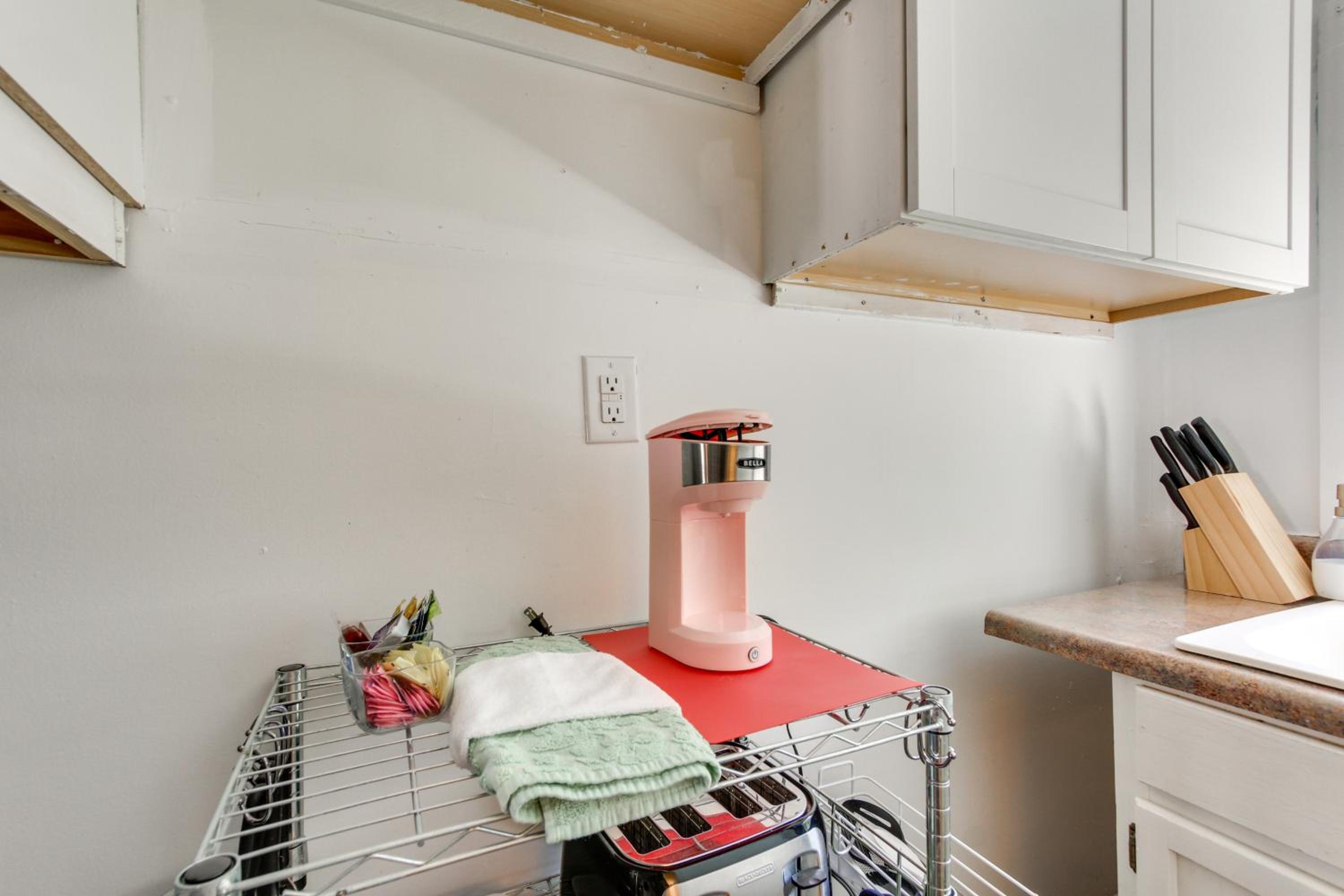 2 Mi to Long Beach Waterfront! Convenient Studio