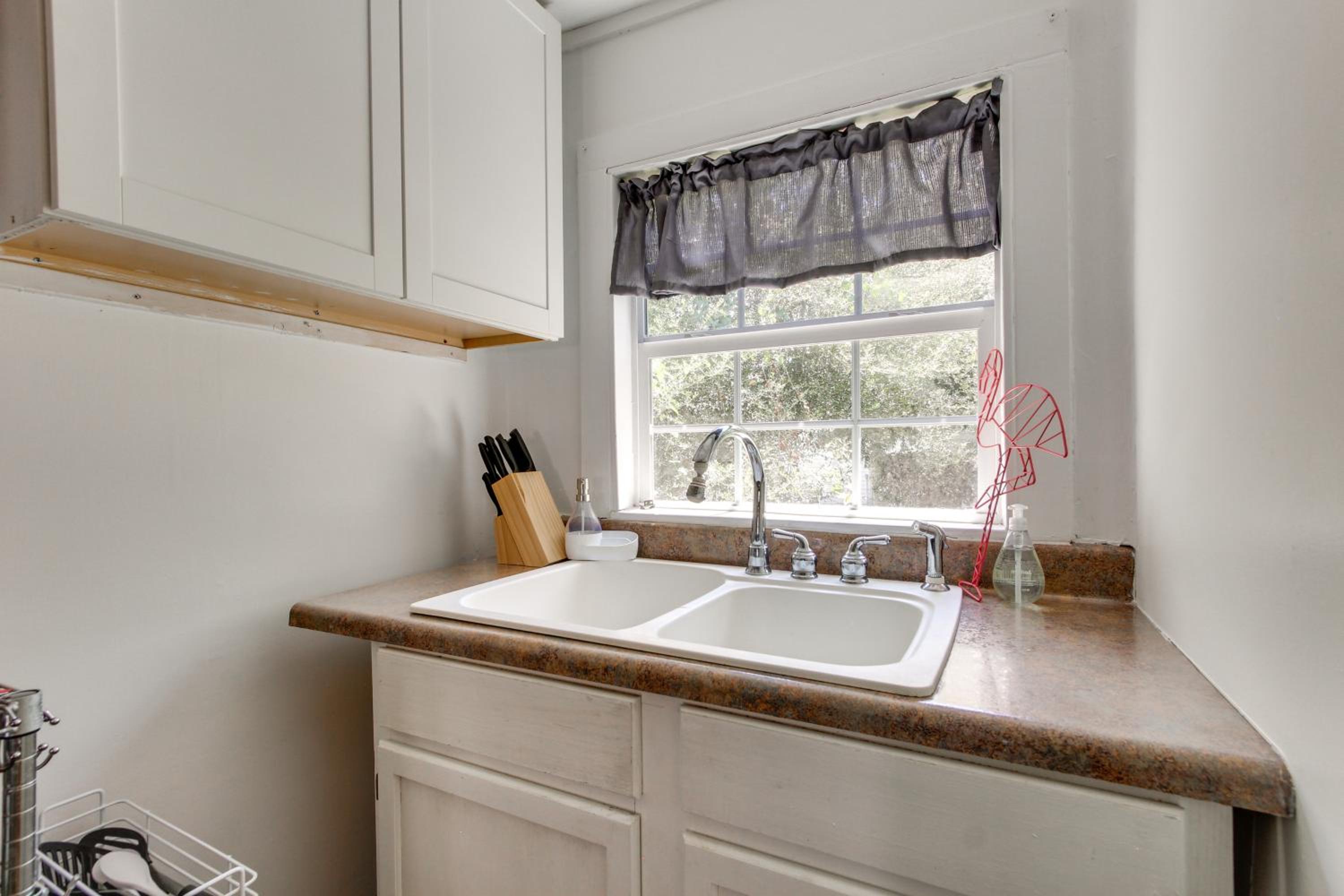 2 Mi to Long Beach Waterfront! Convenient Studio
