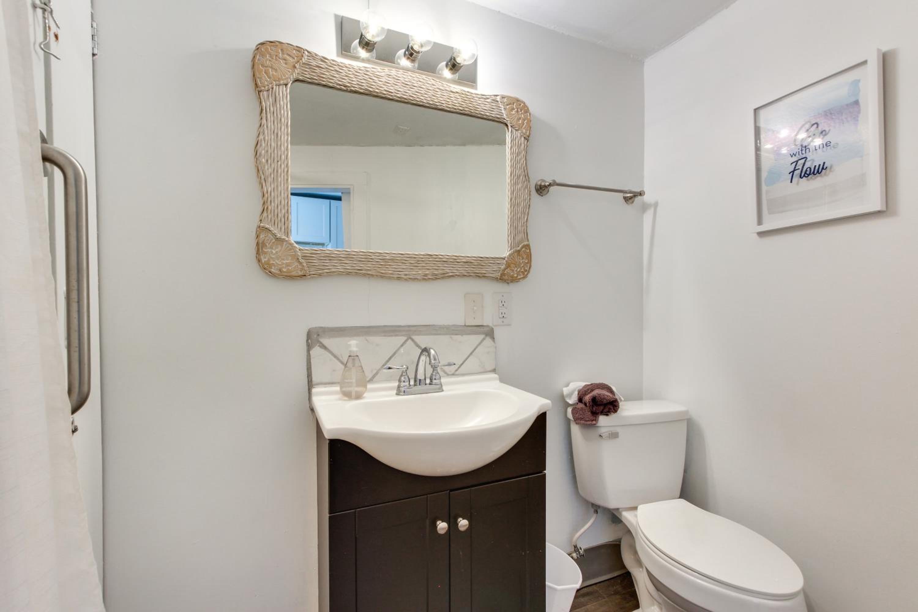 2 Mi to Long Beach Waterfront! Convenient Studio