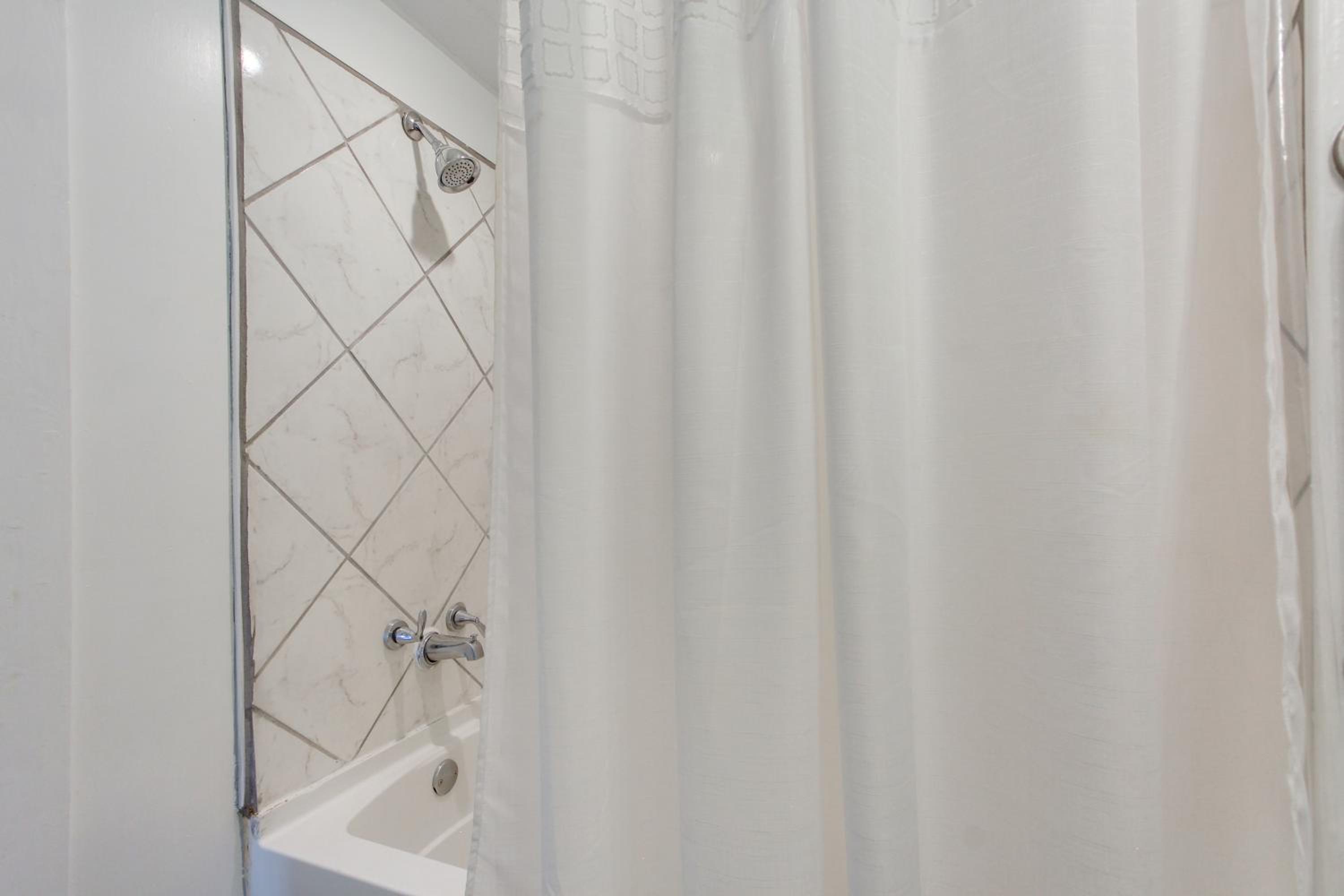 2 Mi to Long Beach Waterfront! Convenient Studio