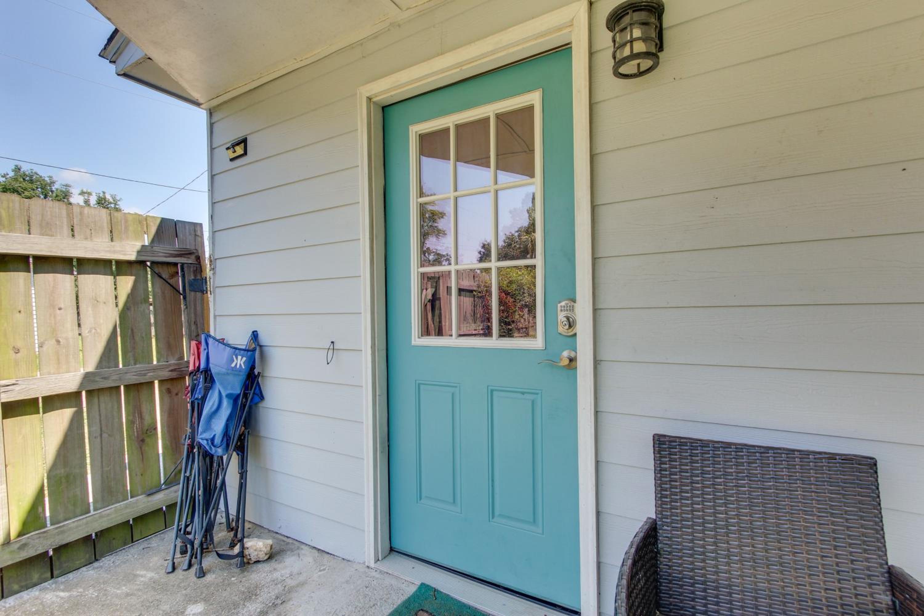 2 Mi to Long Beach Waterfront! Convenient Studio