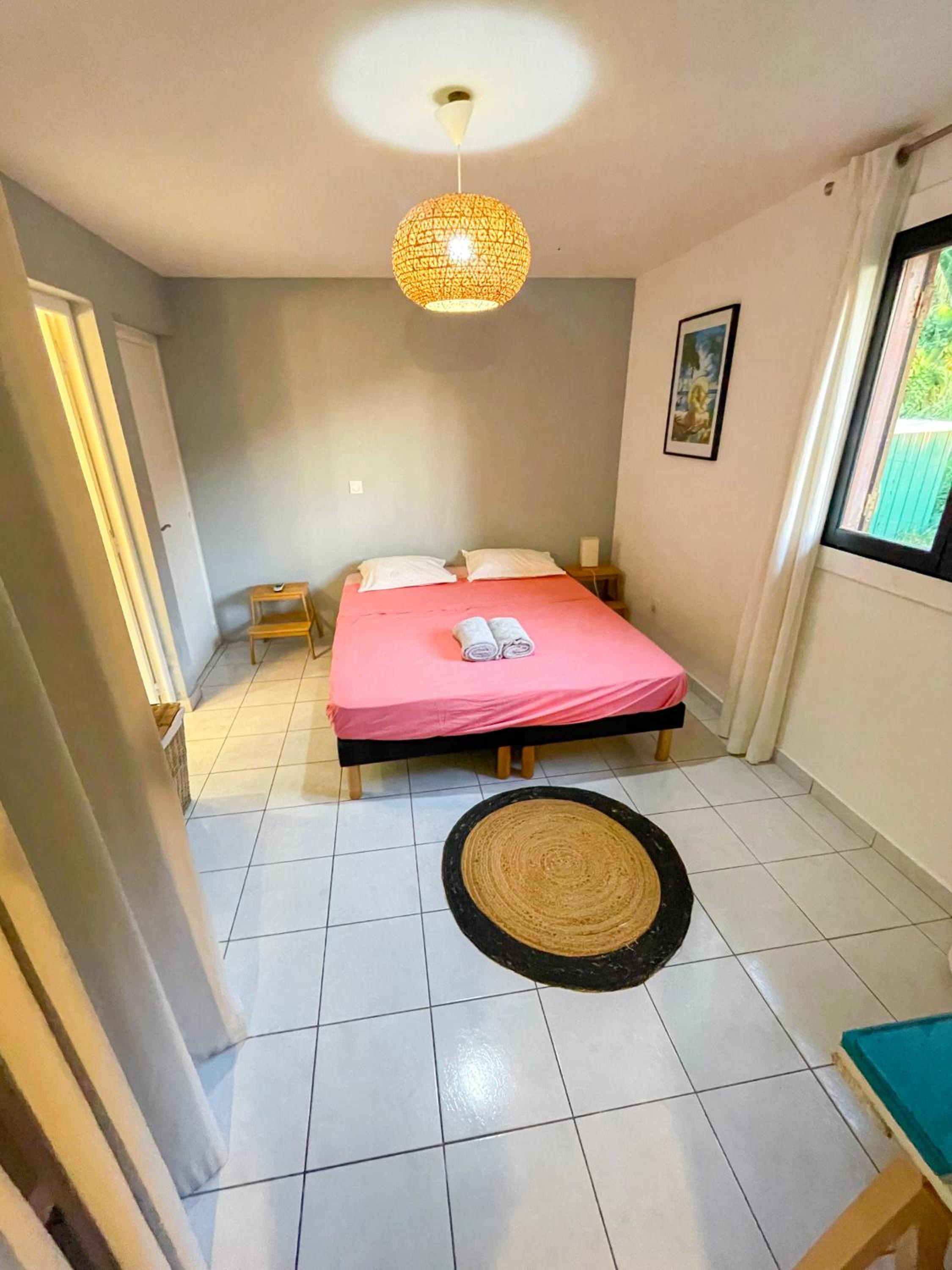 Ti Kaz Houelmont, Vue jardin tropical, proche plage de Rivière-Sens