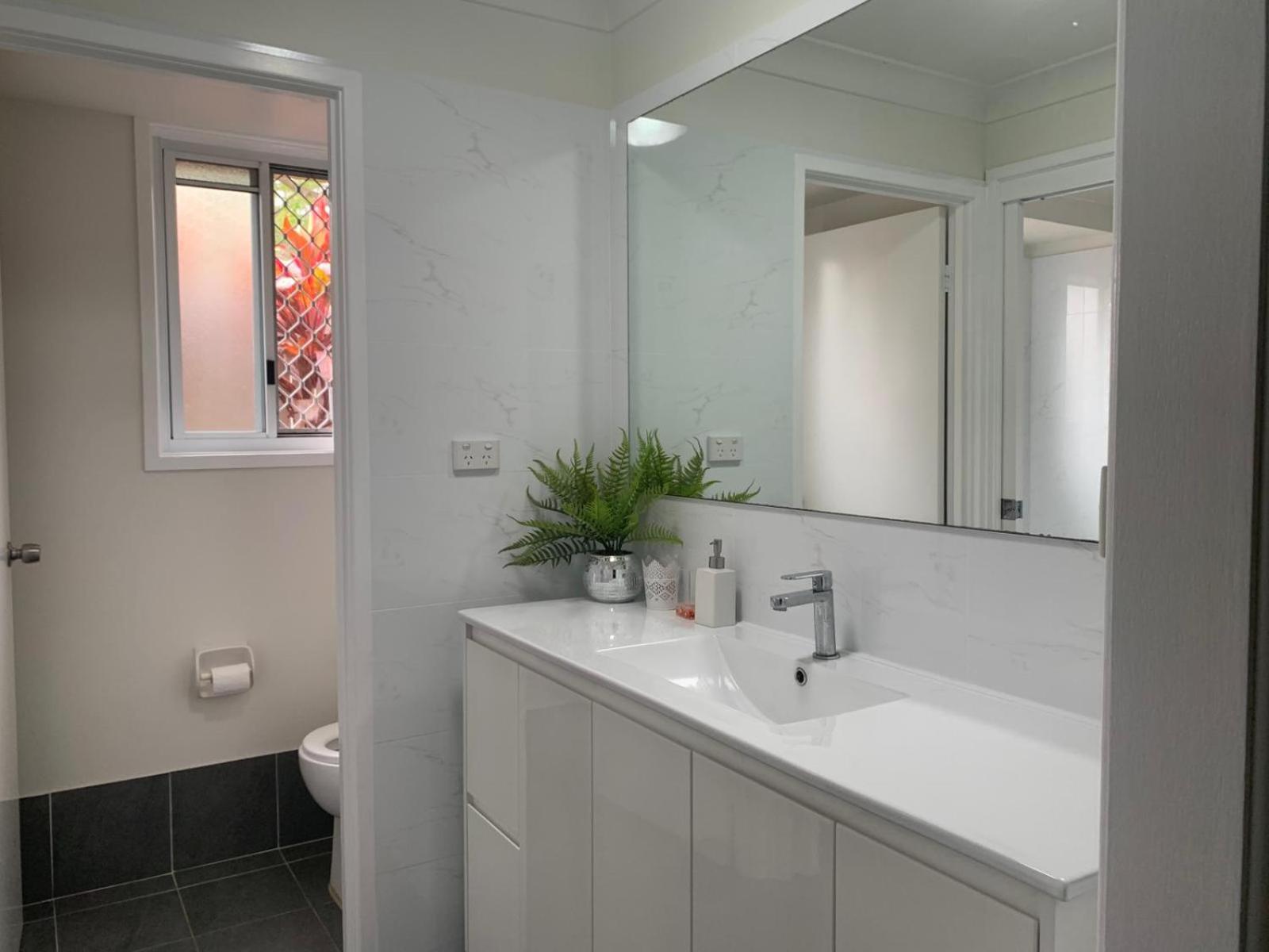 Fabulous Stunning Garden View King Bedroom with shared bathroom at MC 2079