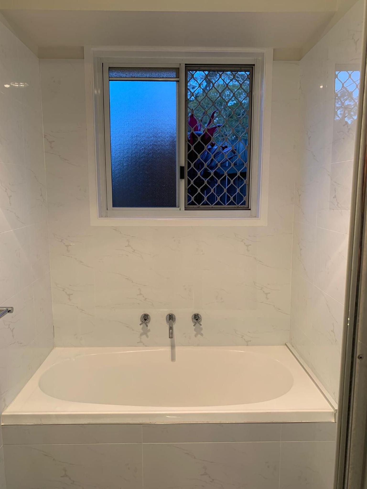 Fabulous Stunning Garden View King Bedroom with shared bathroom at MC 2079