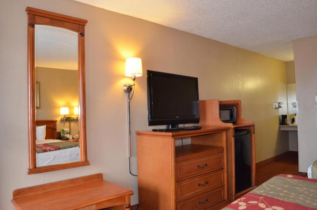Stephenville Vacations - Americas Best Value Inn Crosstimbers - Property Image 12