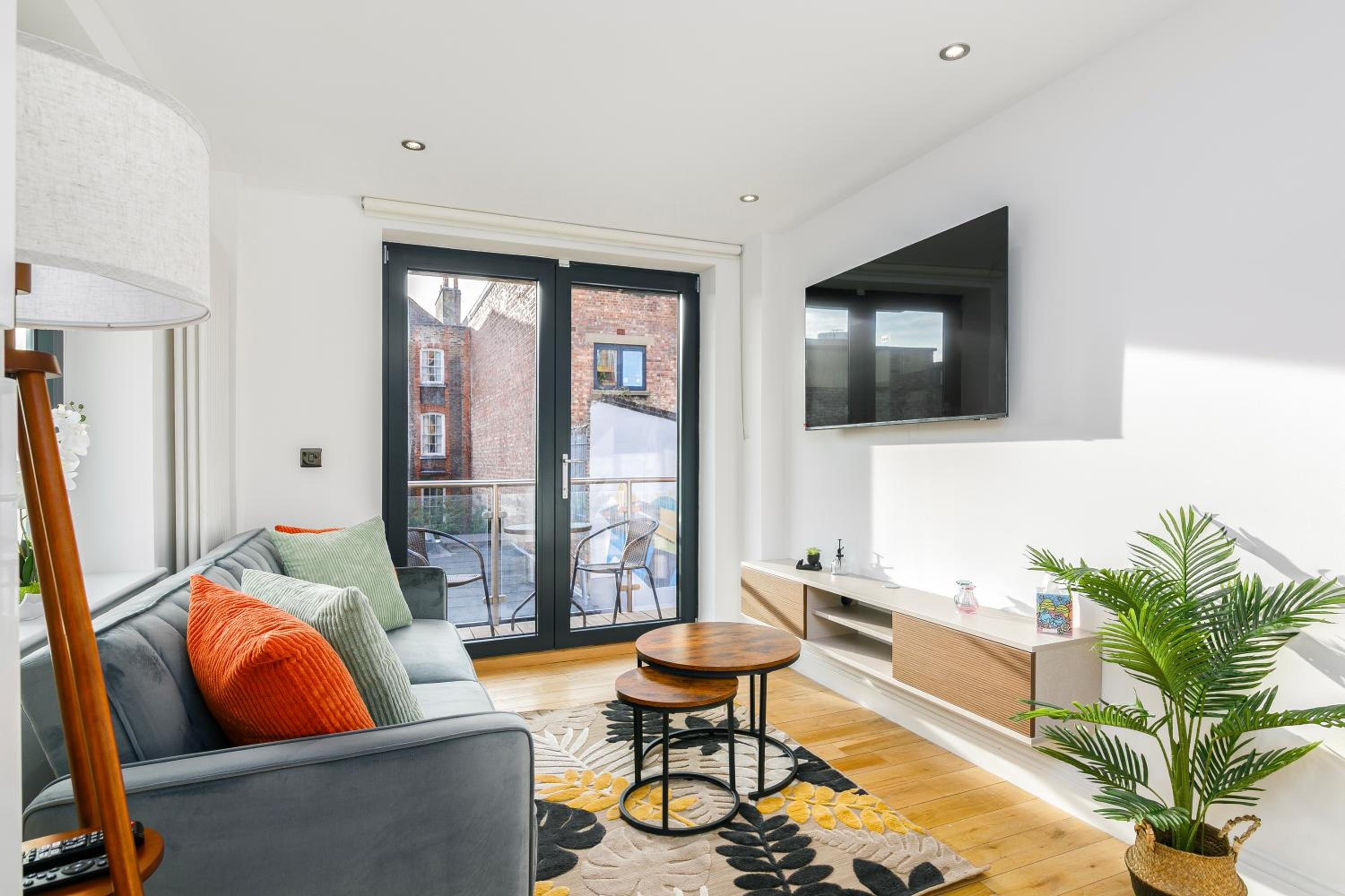 Modern 2-Bedroom, 2-Bathroom Apartment with Balcony in Hoxton Sleeps 6