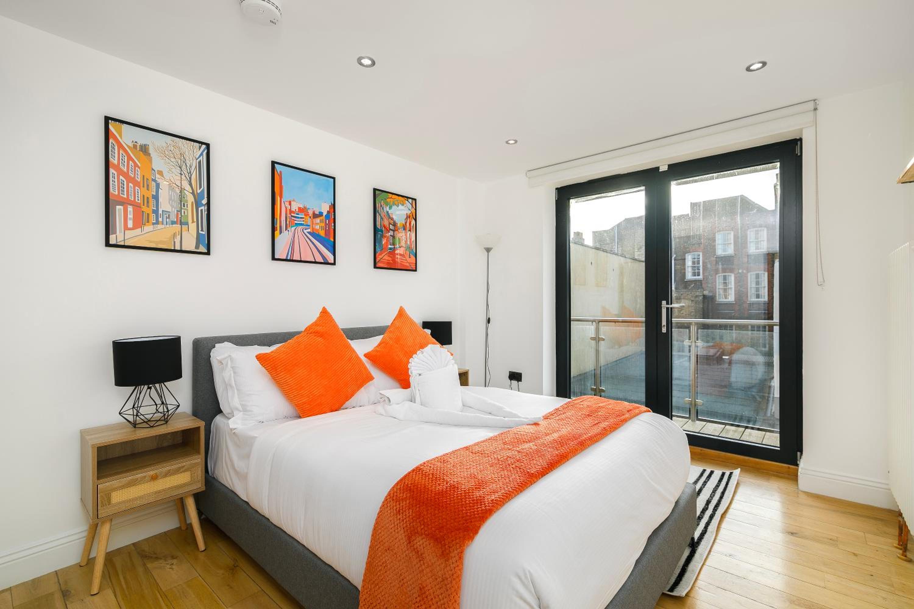 Modern 2-Bedroom, 2-Bathroom Apartment with Balcony in Hoxton Sleeps 6