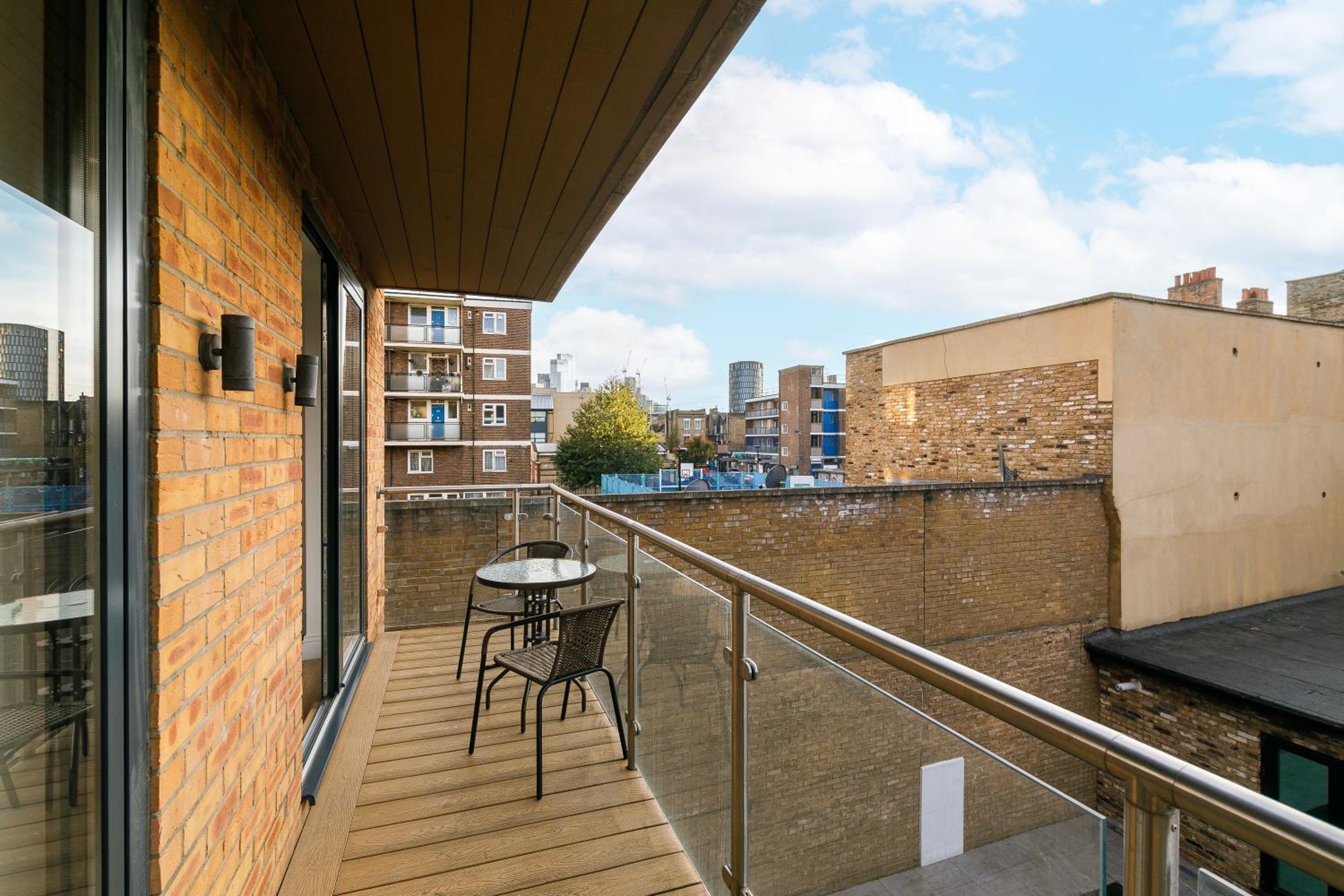 Modern 2-Bedroom, 2-Bathroom Apartment with Balcony in Hoxton Sleeps 6
