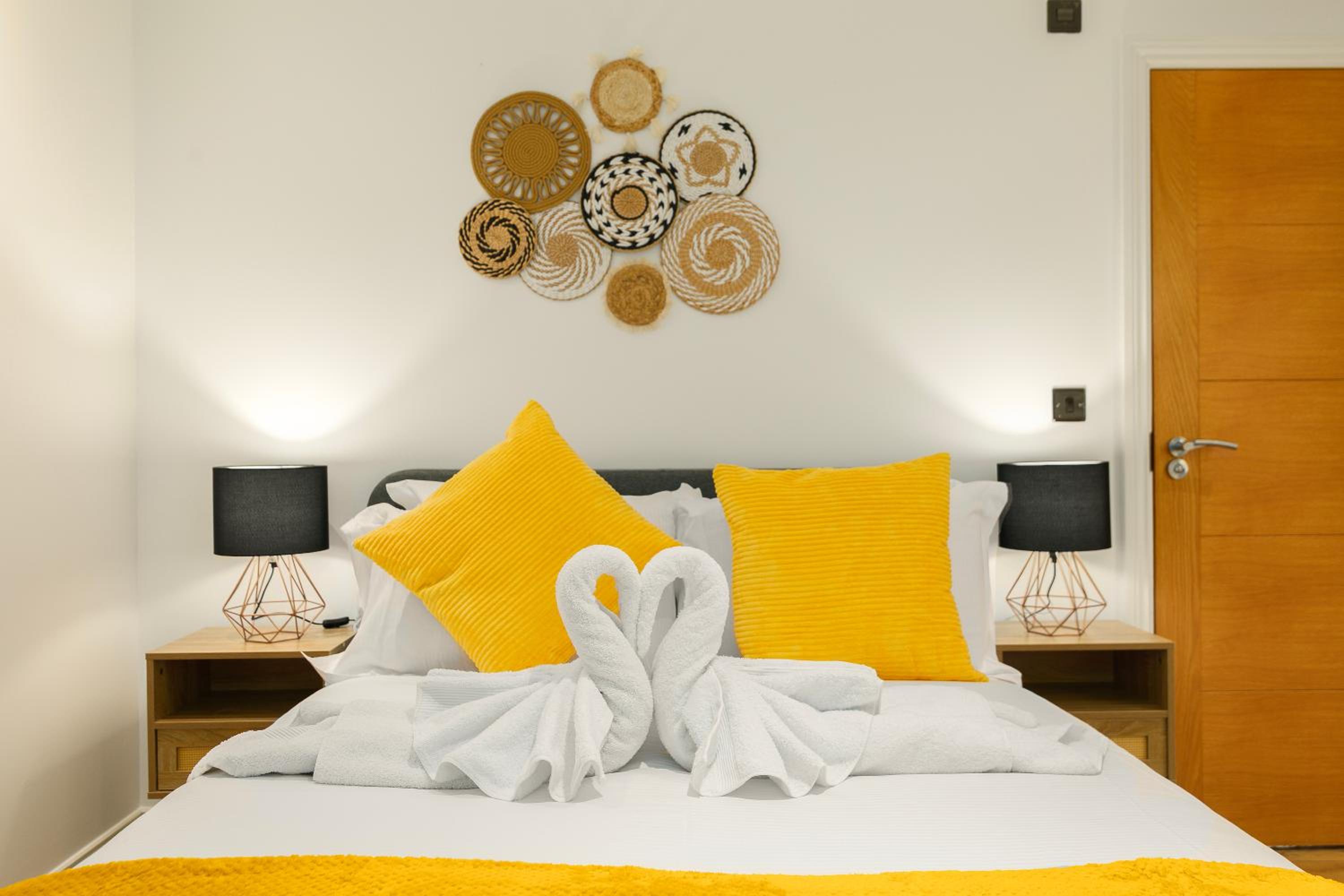 Modern 2-Bedroom, 2-Bathroom Apartment with Balcony in Hoxton Sleeps 6