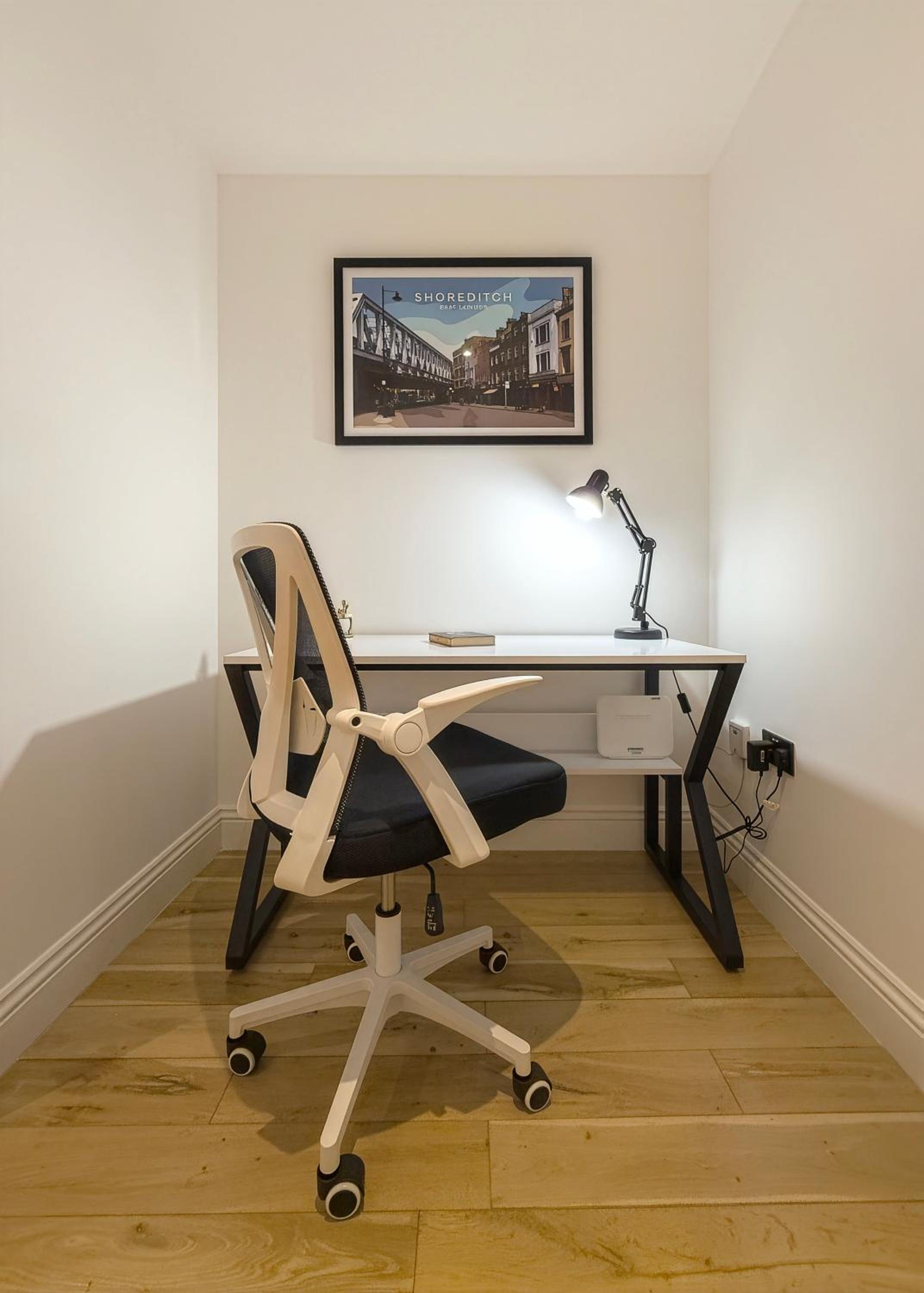 Modern 2-Bedroom, 2-Bathroom Apartment with Balcony in Hoxton Sleeps 6