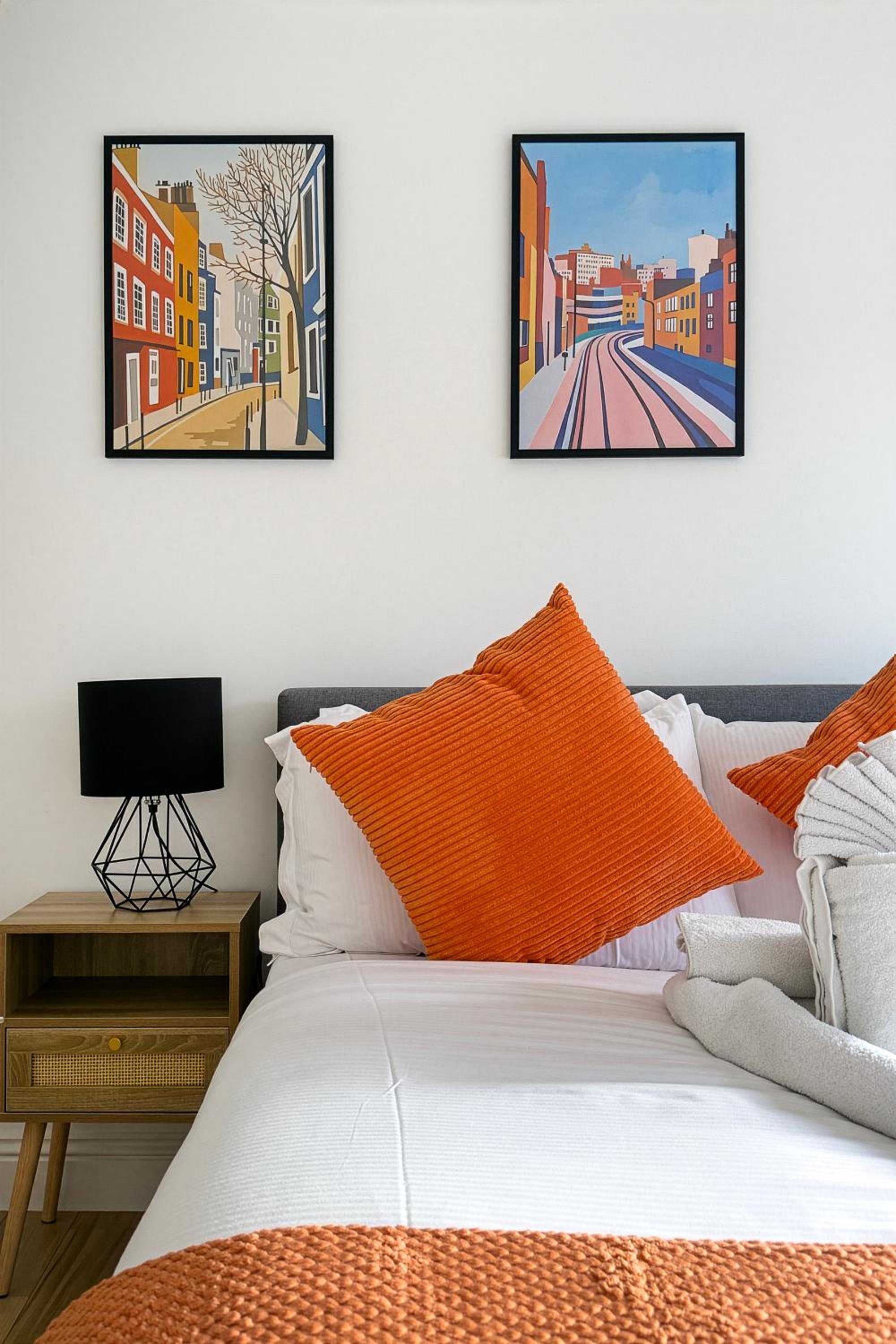 Modern 2-Bedroom, 2-Bathroom Apartment with Balcony in Hoxton Sleeps 6