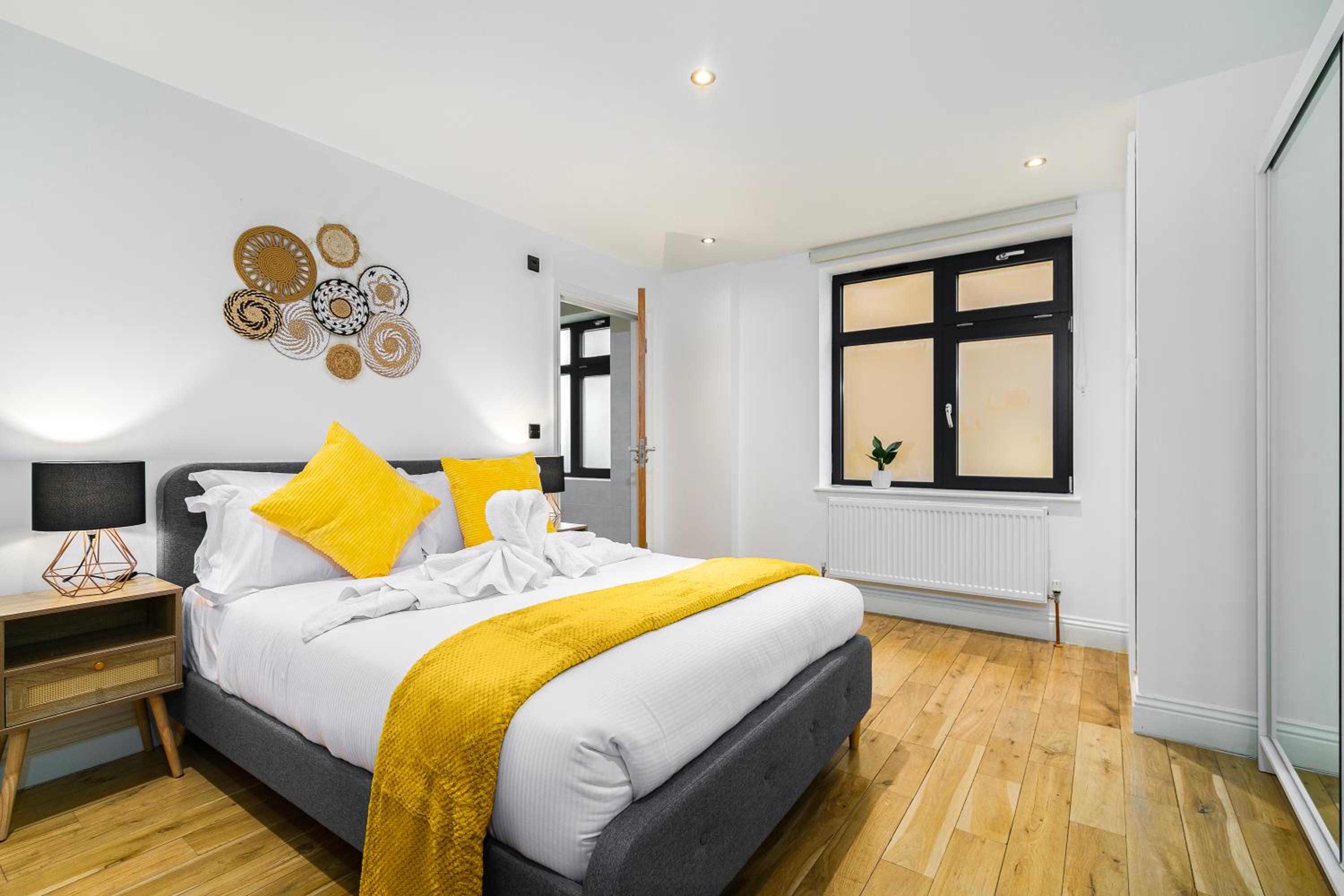 Modern 2-Bedroom, 2-Bathroom Apartment with Balcony in Hoxton Sleeps 6