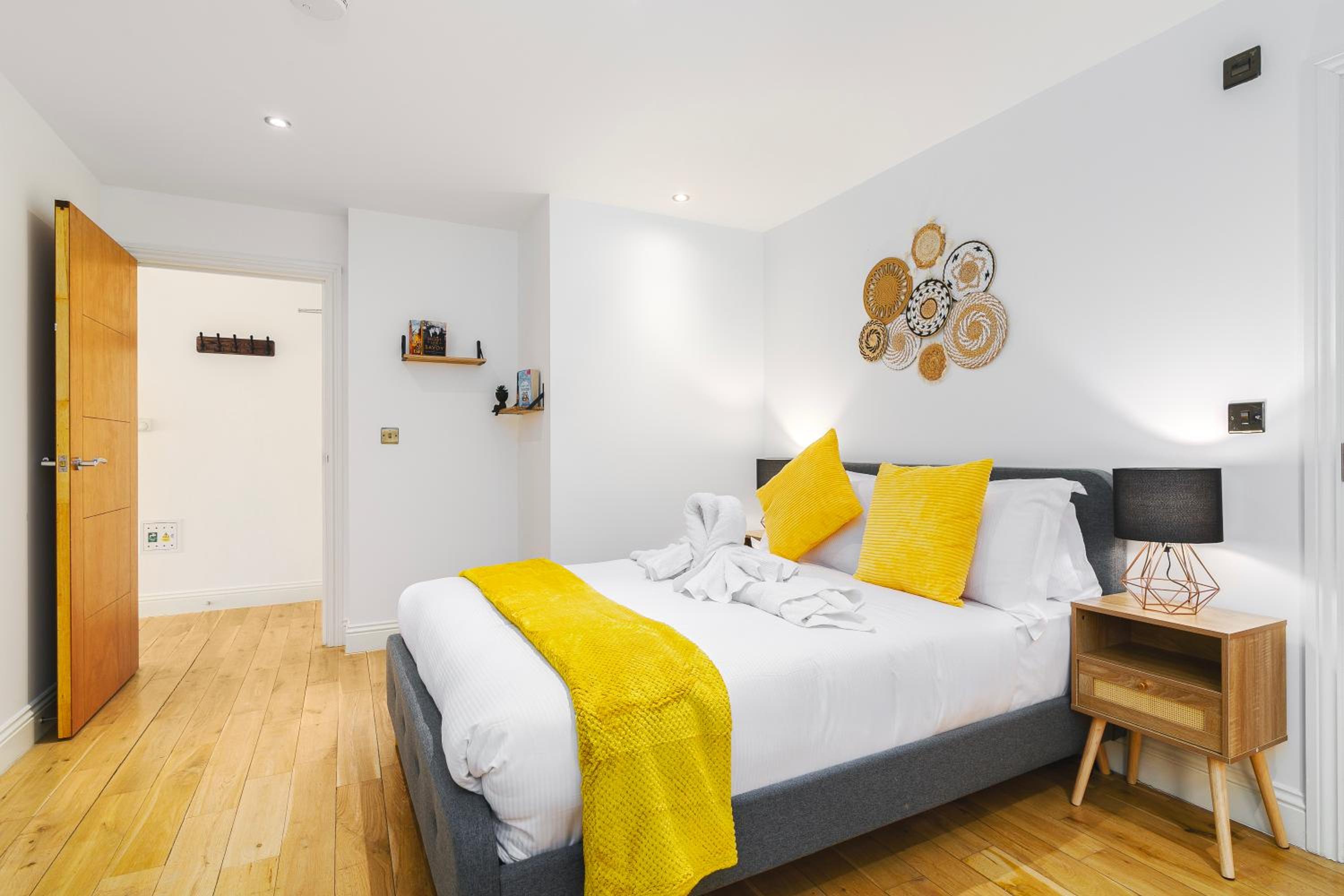 Modern 2-Bedroom, 2-Bathroom Apartment with Balcony in Hoxton Sleeps 6