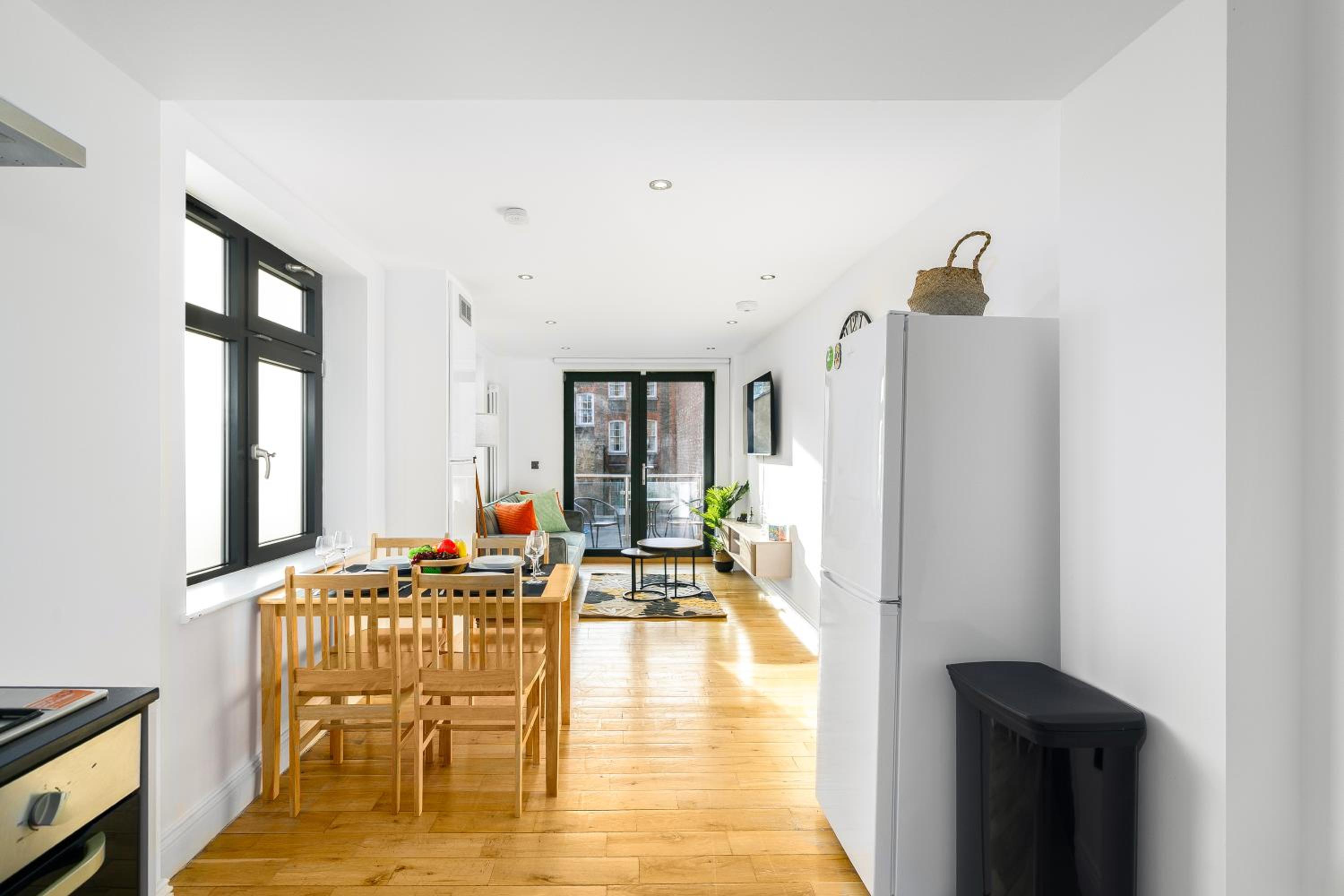 Modern 2-Bedroom, 2-Bathroom Apartment with Balcony in Hoxton Sleeps 6