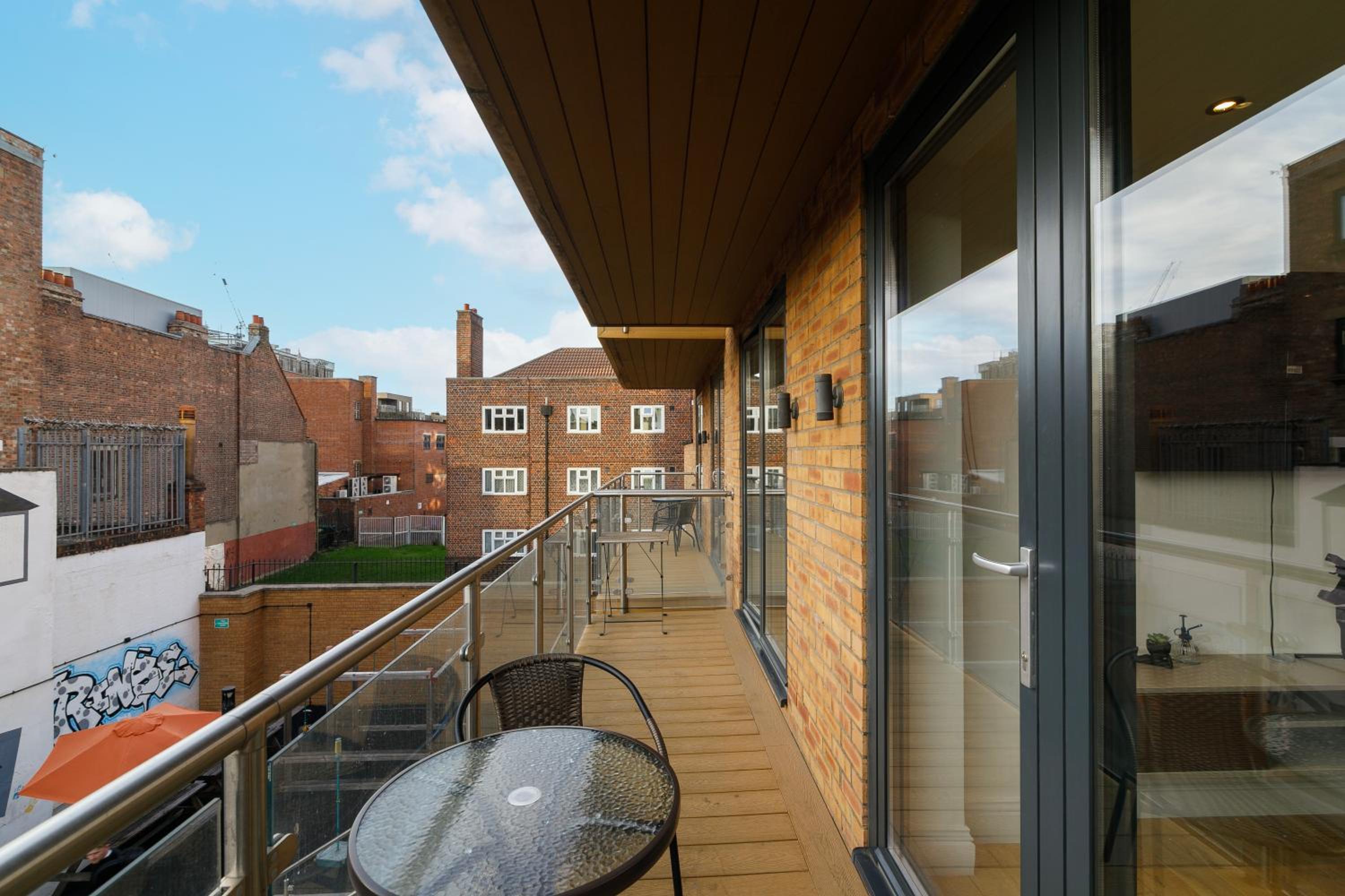 Modern 2-Bedroom, 2-Bathroom Apartment with Balcony in Hoxton Sleeps 6