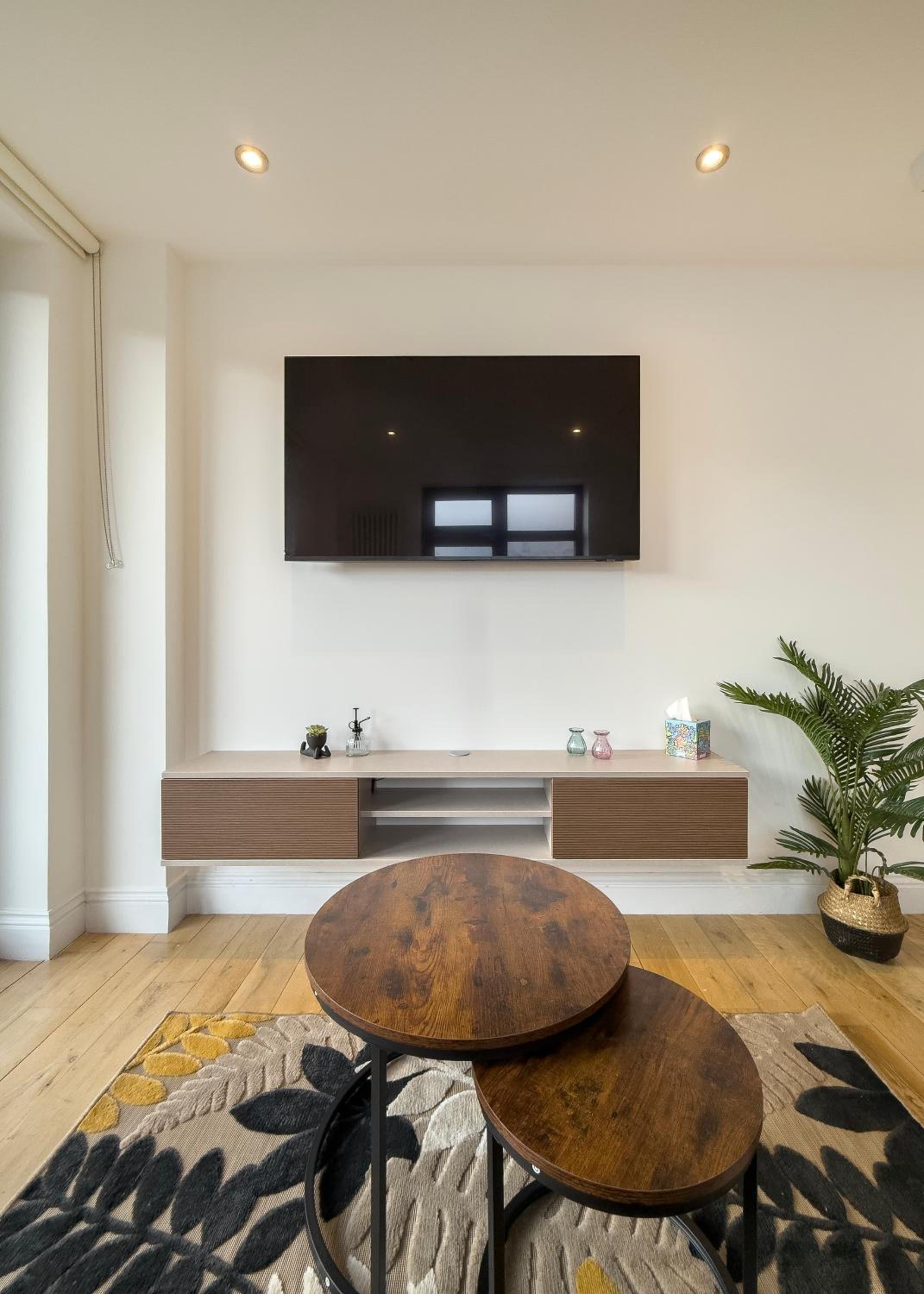 Modern 2-Bedroom, 2-Bathroom Apartment with Balcony in Hoxton Sleeps 6