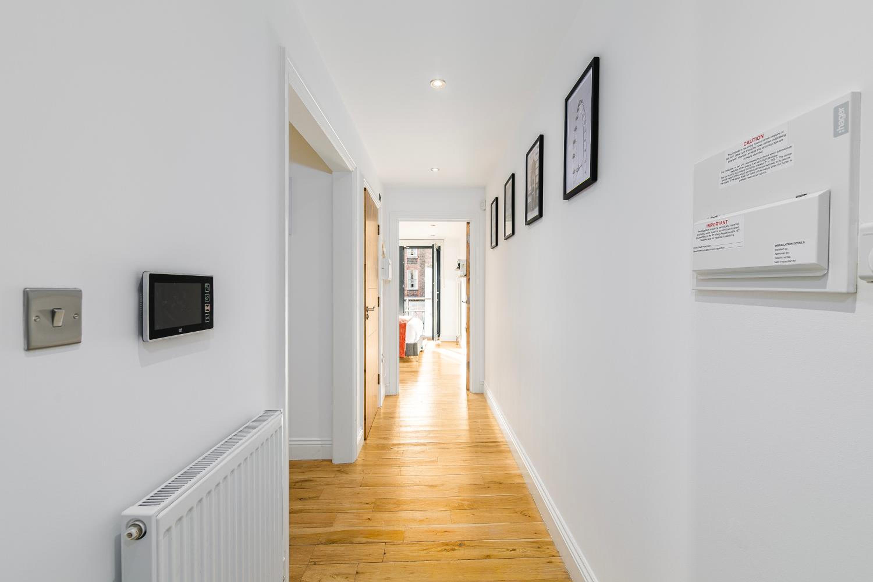 Modern 2-Bedroom, 2-Bathroom Apartment with Balcony in Hoxton Sleeps 6
