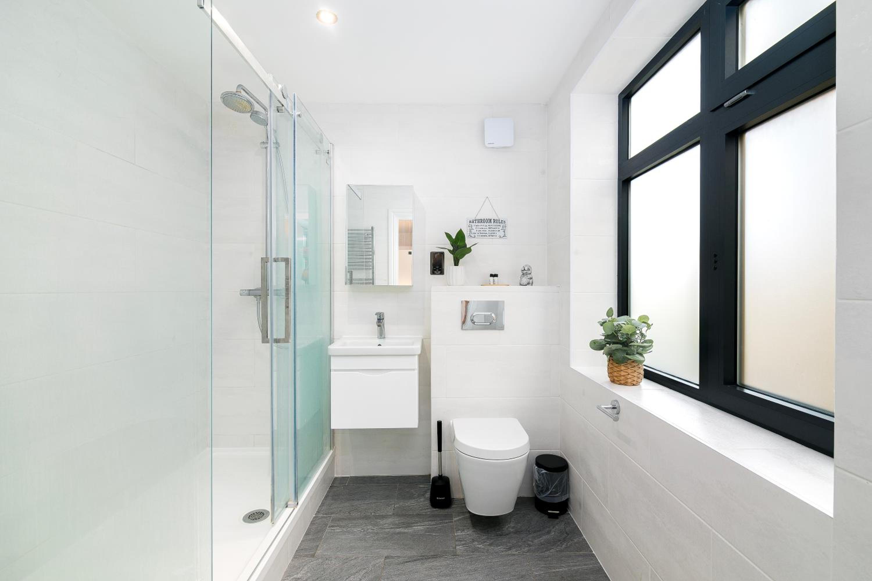 Modern 2-Bedroom, 2-Bathroom Apartment with Balcony in Hoxton Sleeps 6